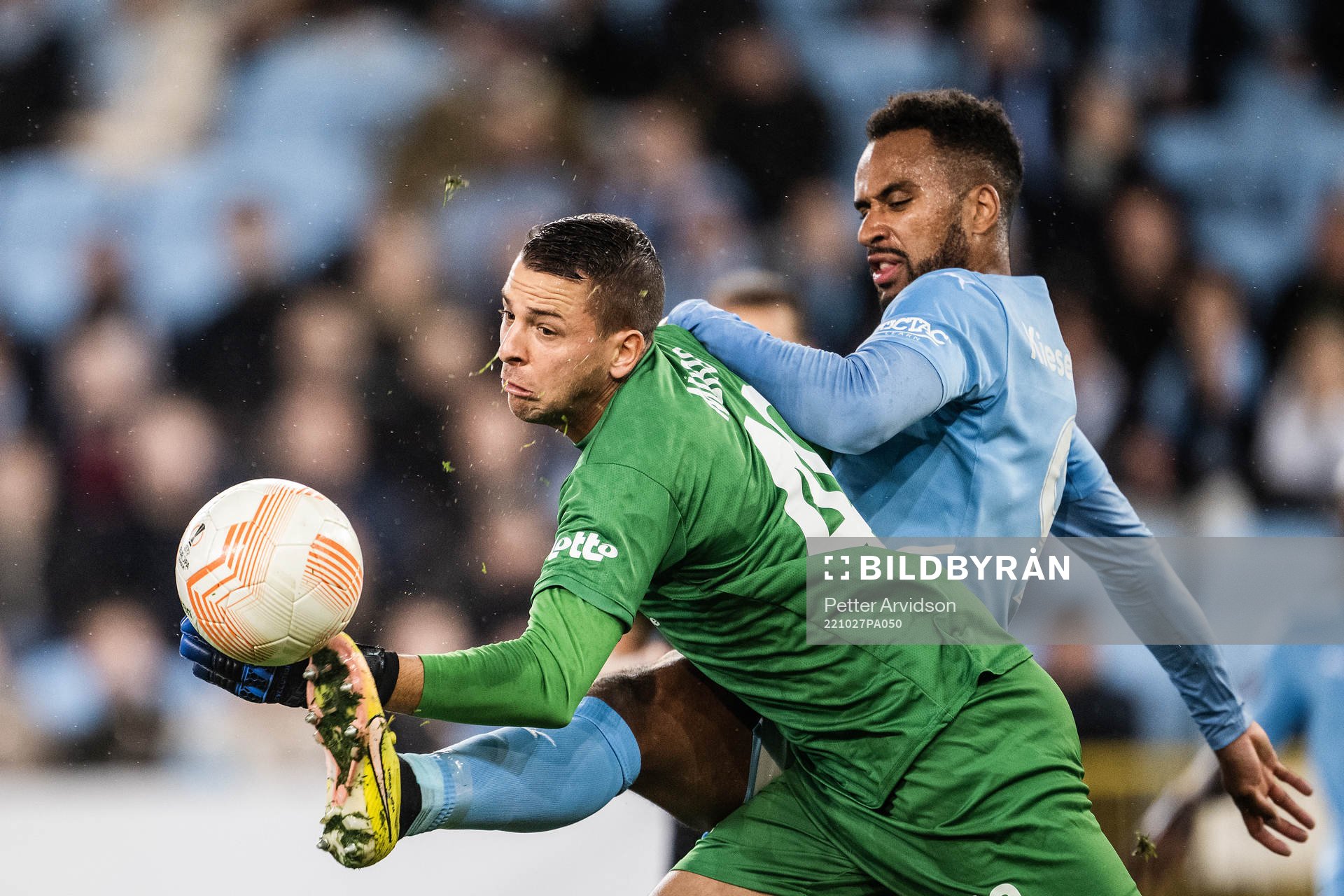 goalkeeper Anthony Moris of Union SG and Isaac Kiese Thelin
