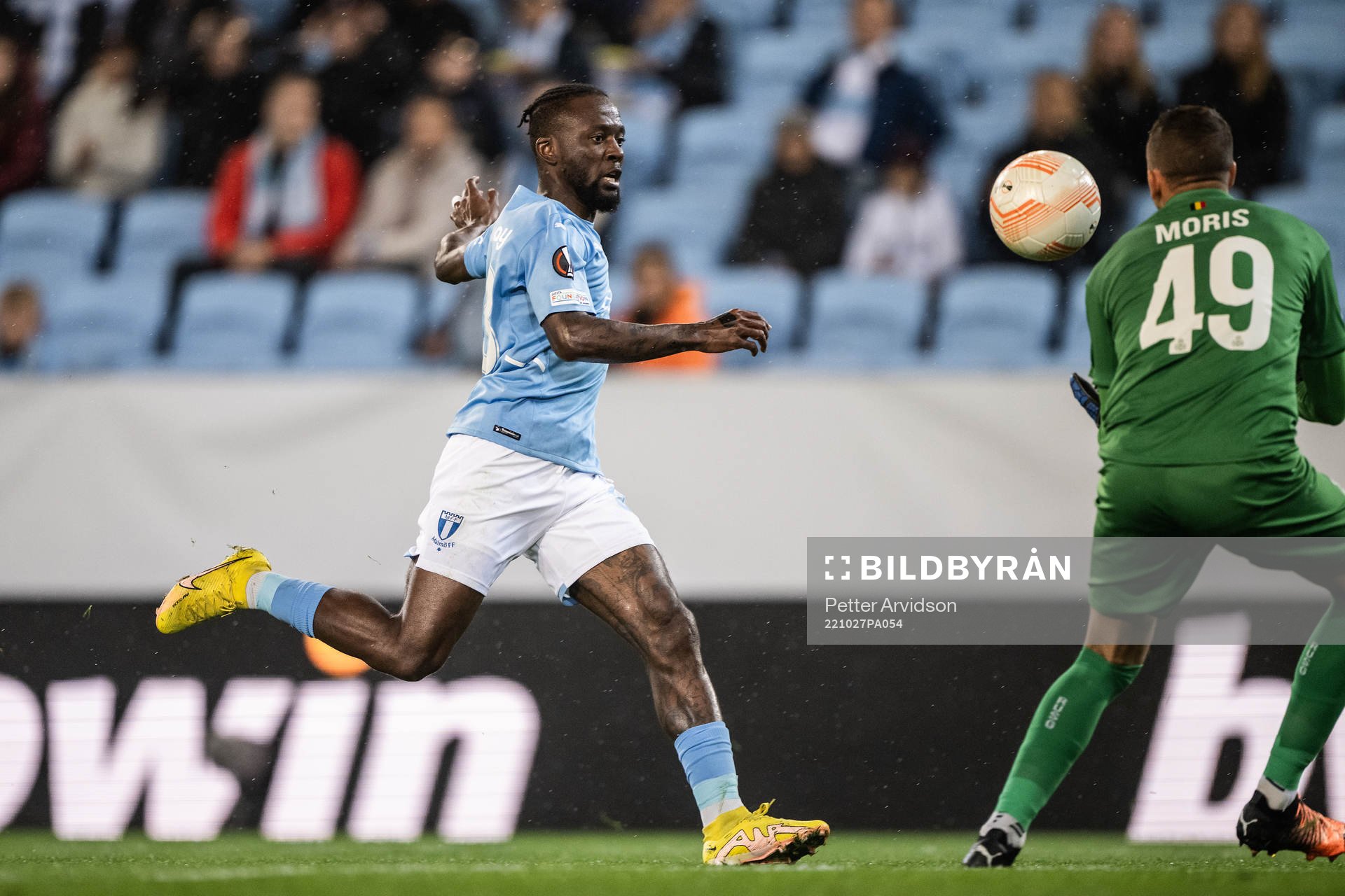 Mohammed Buya Turay of Malmö and goalkeeper Anthony Moris