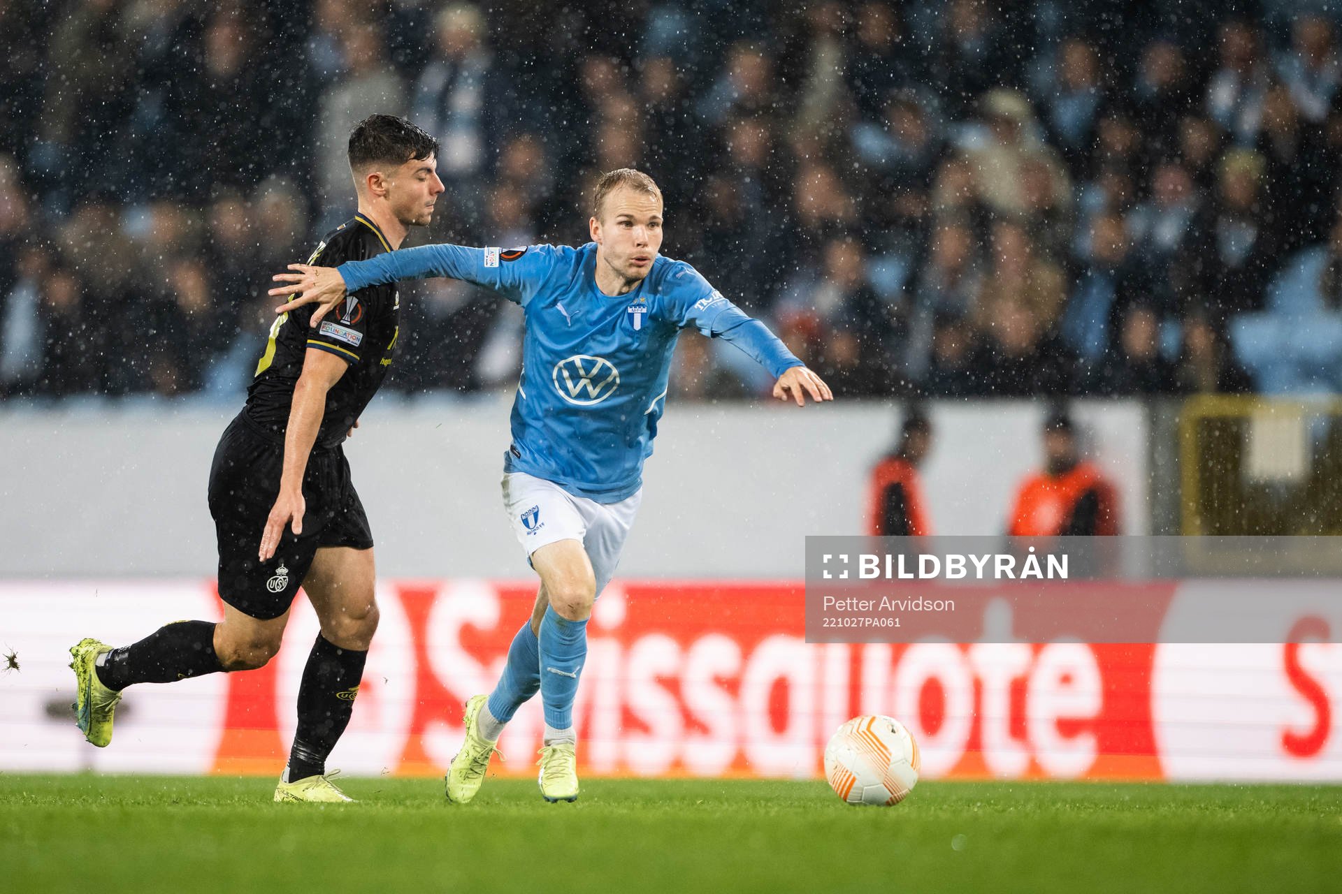 Dante Vanzeir of Union SG and Oscar Lewicki of Malmö