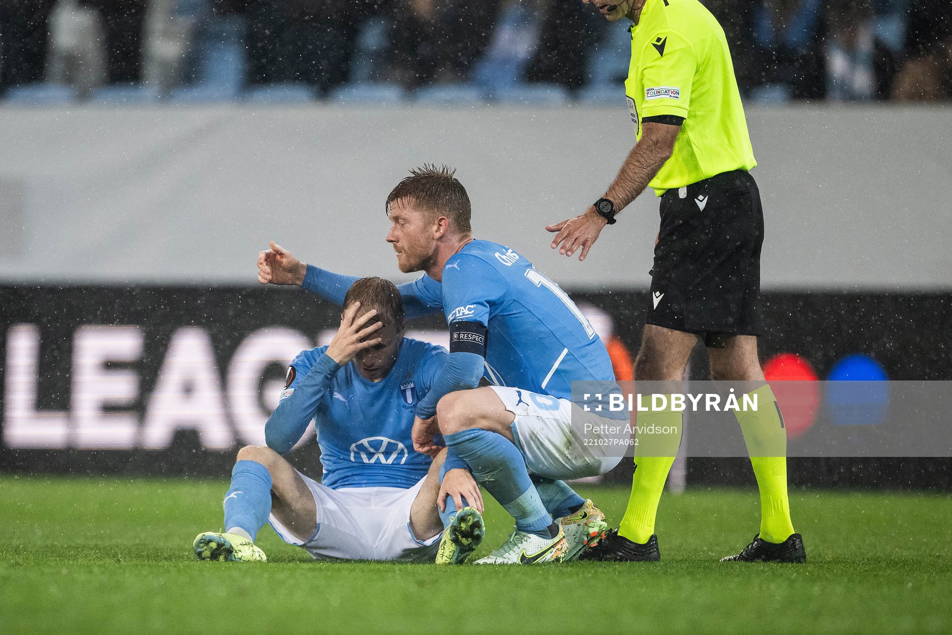 Oscar Lewicki of Malmö in pain, gets assistance by Anders