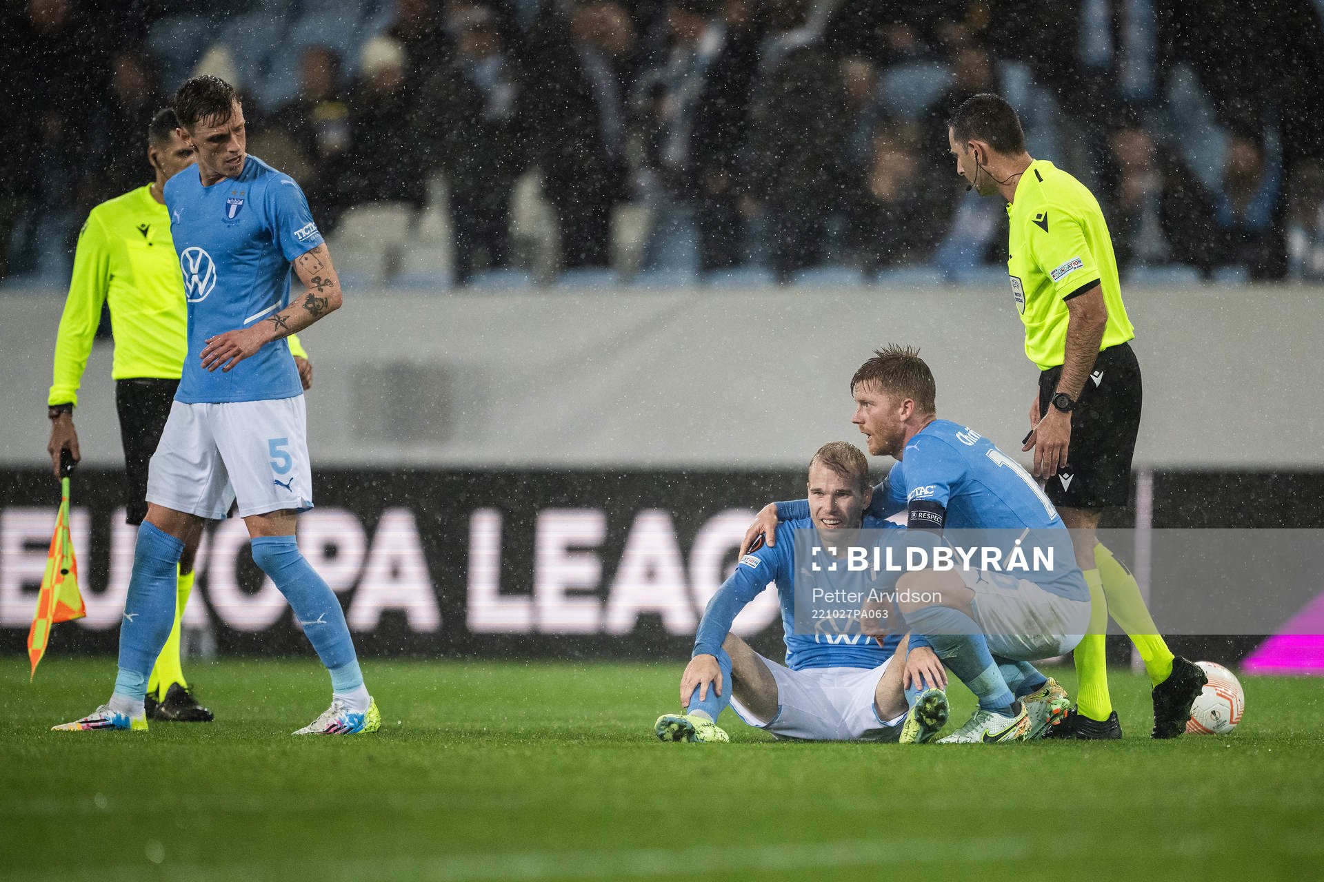Oscar Lewicki of Malmö in pain, gets assistance by Anders