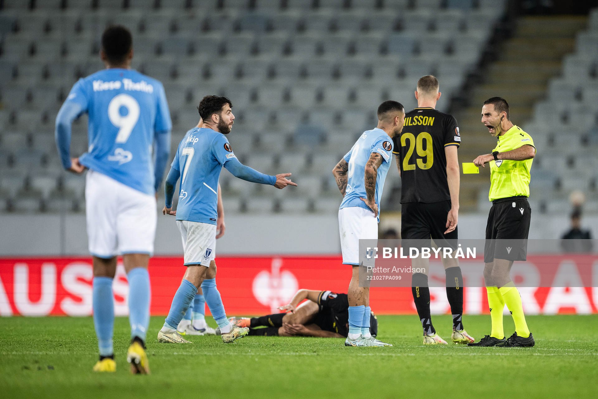 Sergio Pena of Malmö and referee