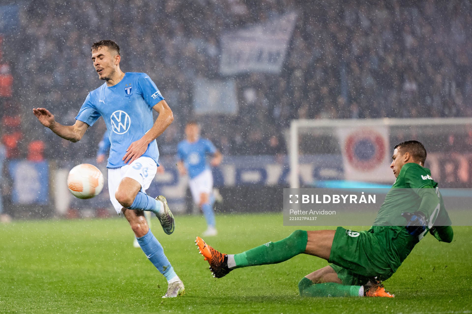 Patriot Sejdiu of Malmö and goalkeeper Anthony Moris of