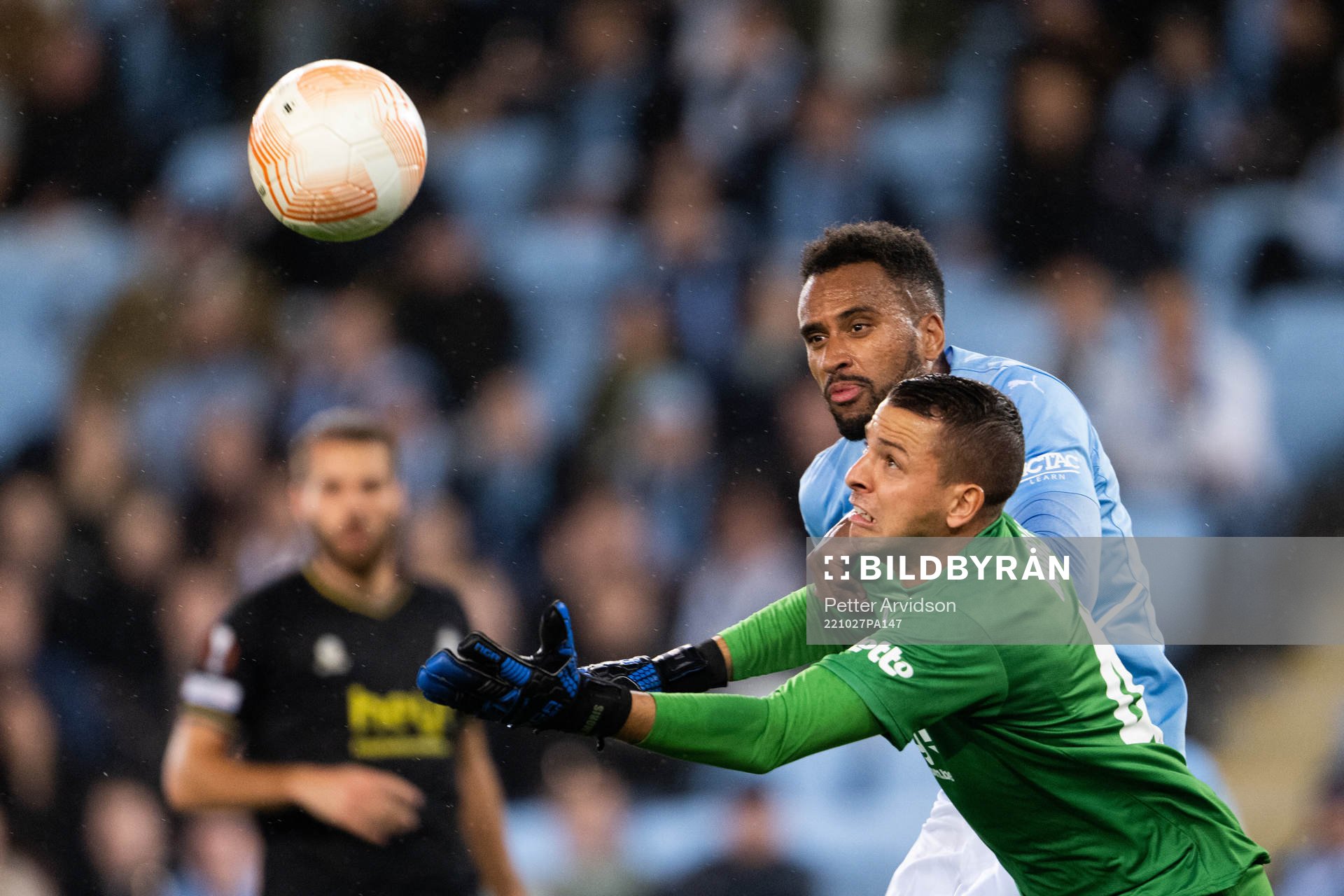 Isaac Kiese Thelin of Malmö and goalkeeper Anthony Moris