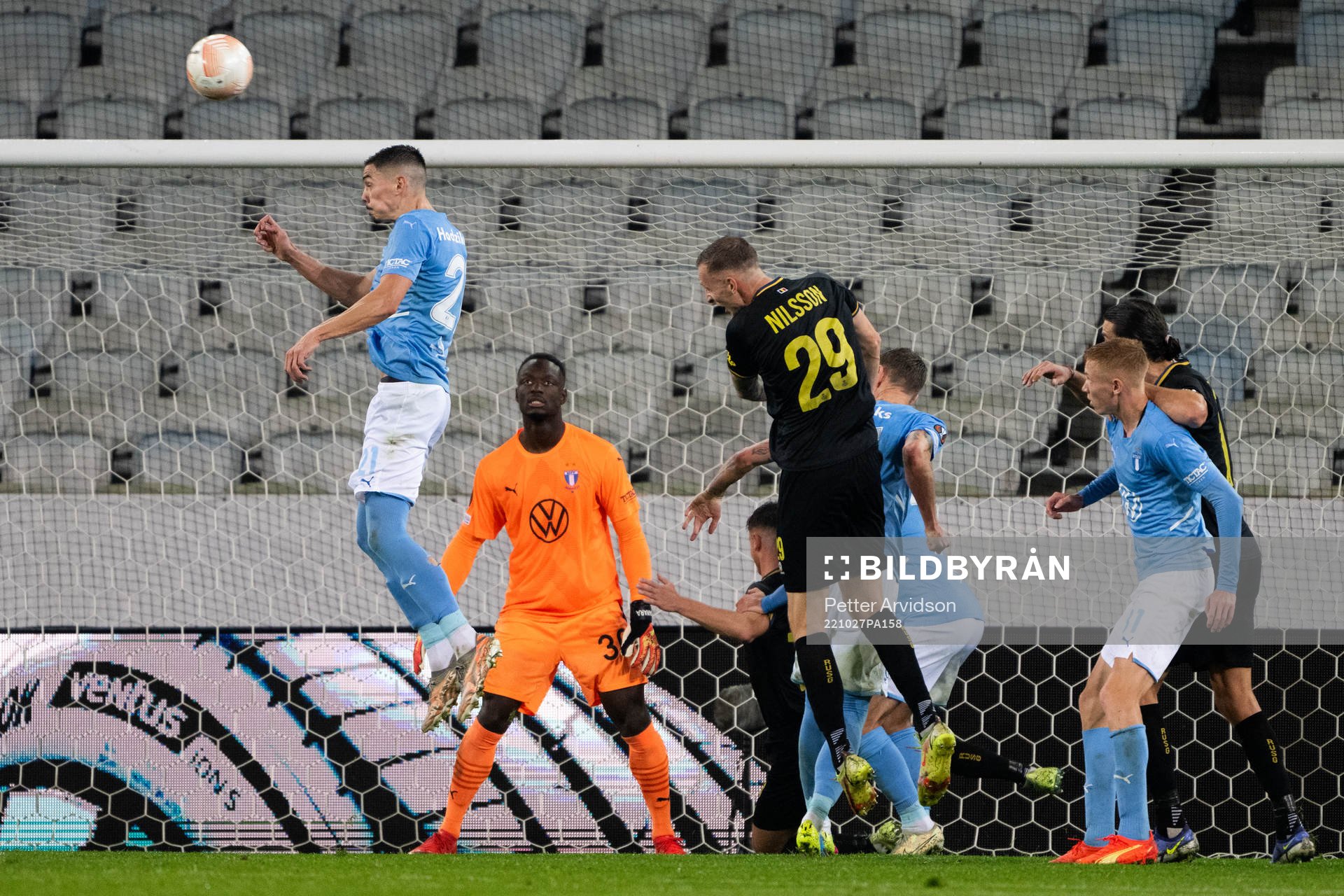 Dennis Hadžikadunic and goalkeeper Ismael Diawara of Malmö