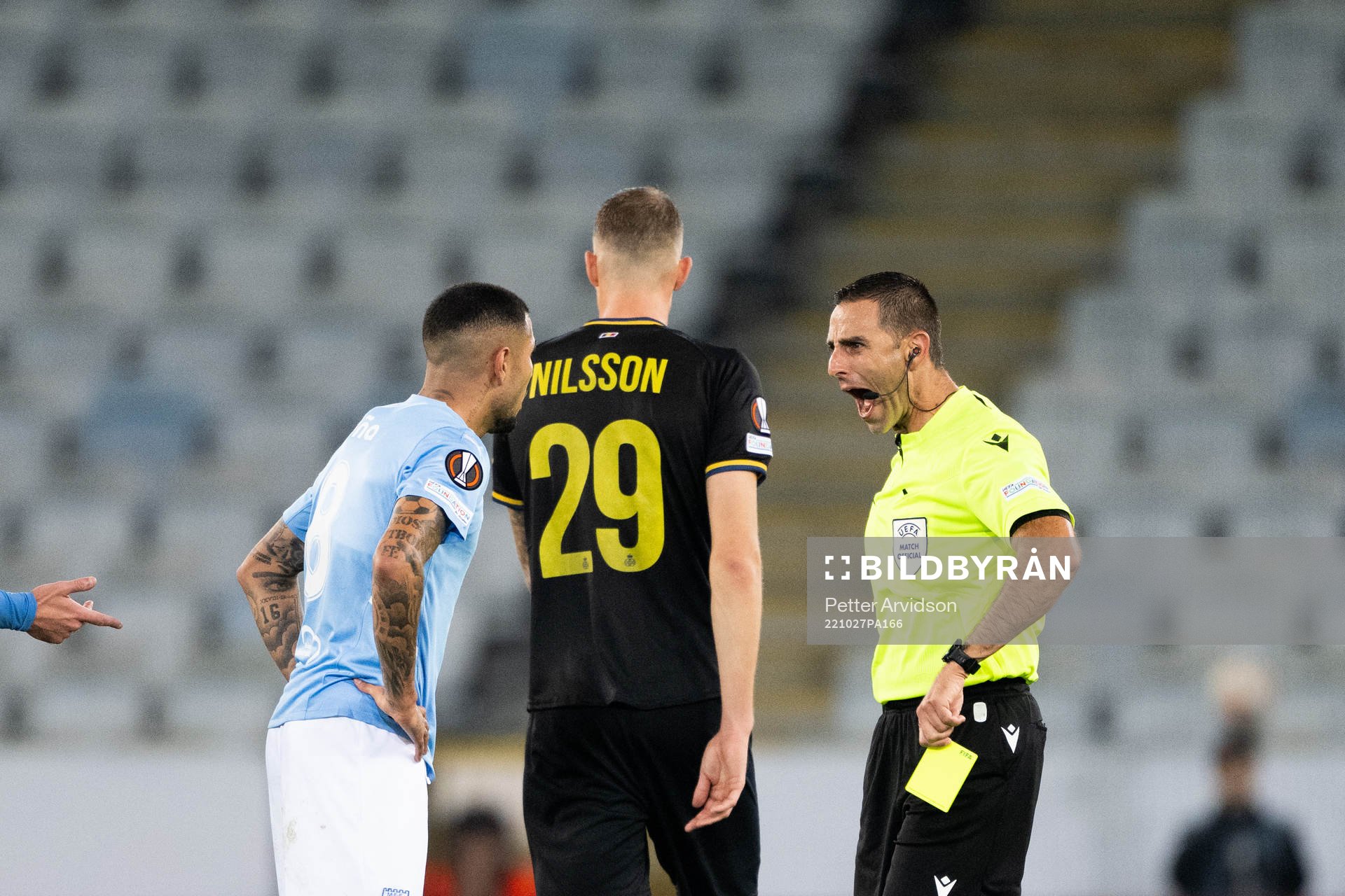 Referee Roi Reinshreiber and Sergio Pena of Malmö