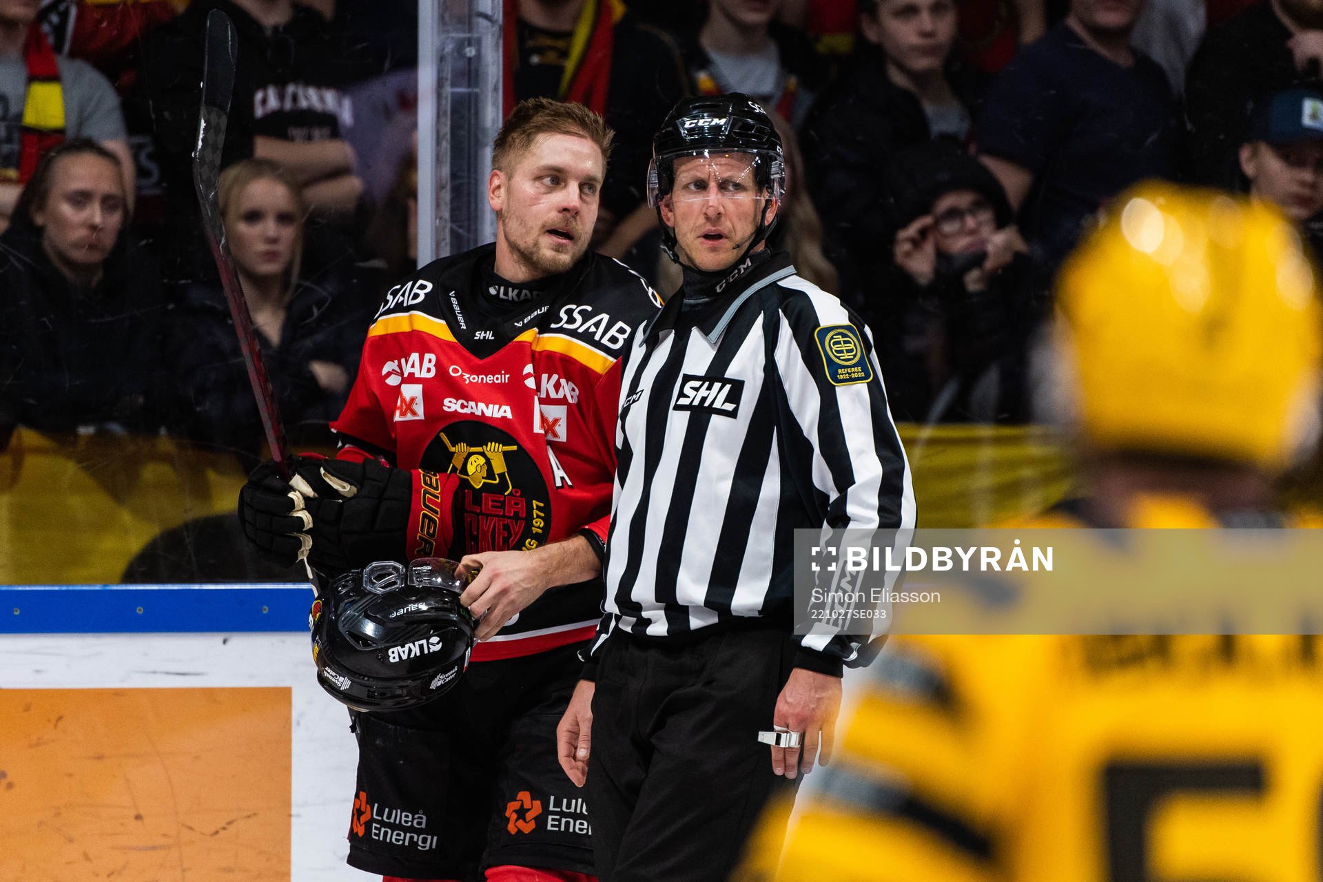 Luleås Juhani Tyrväinen och linjedomare Rickard Nilsson