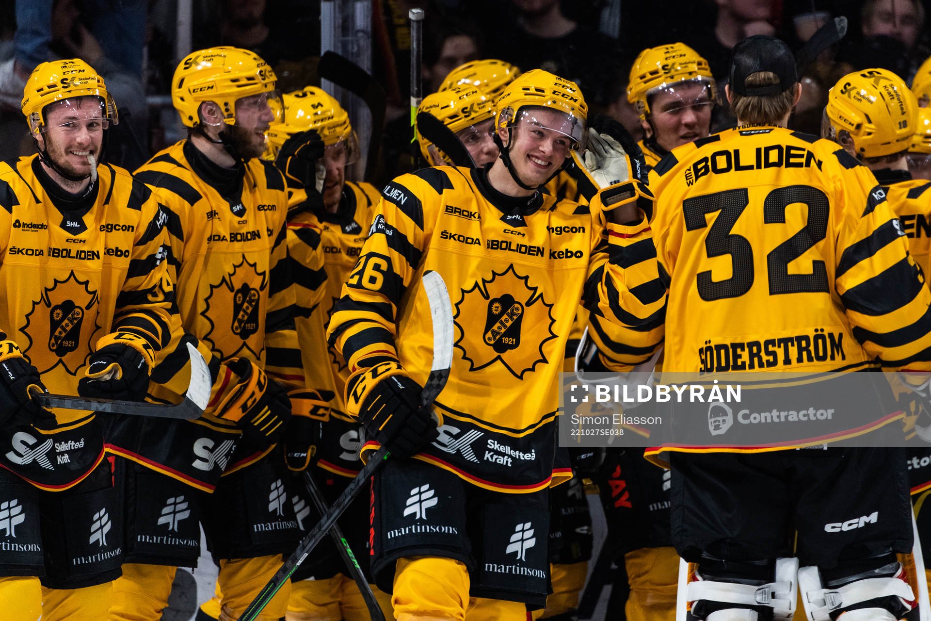 Skellefteås Simon Robertsson jublar med lagkamrater