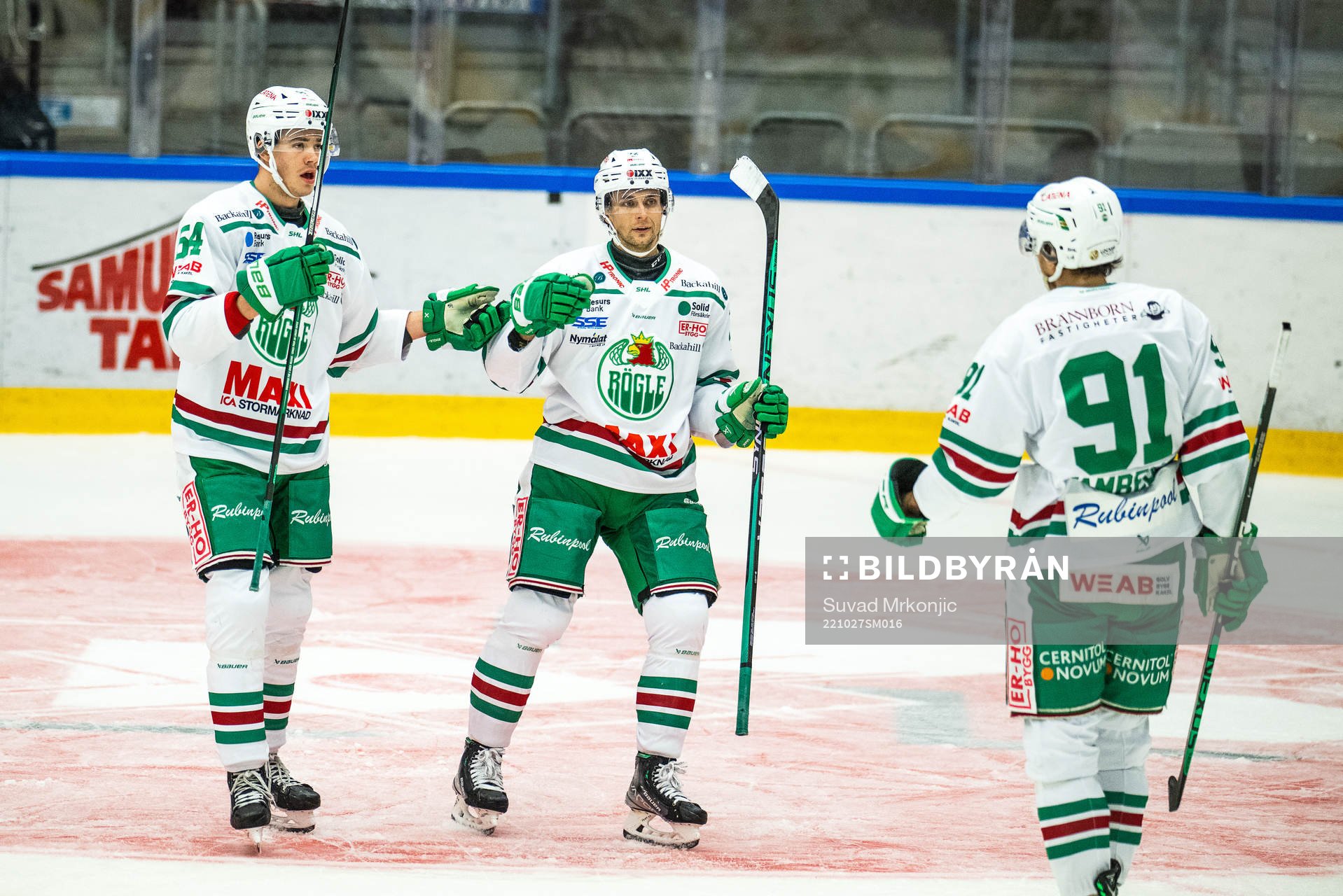 Rögles William Wallinder jublar med Adam Tambellini