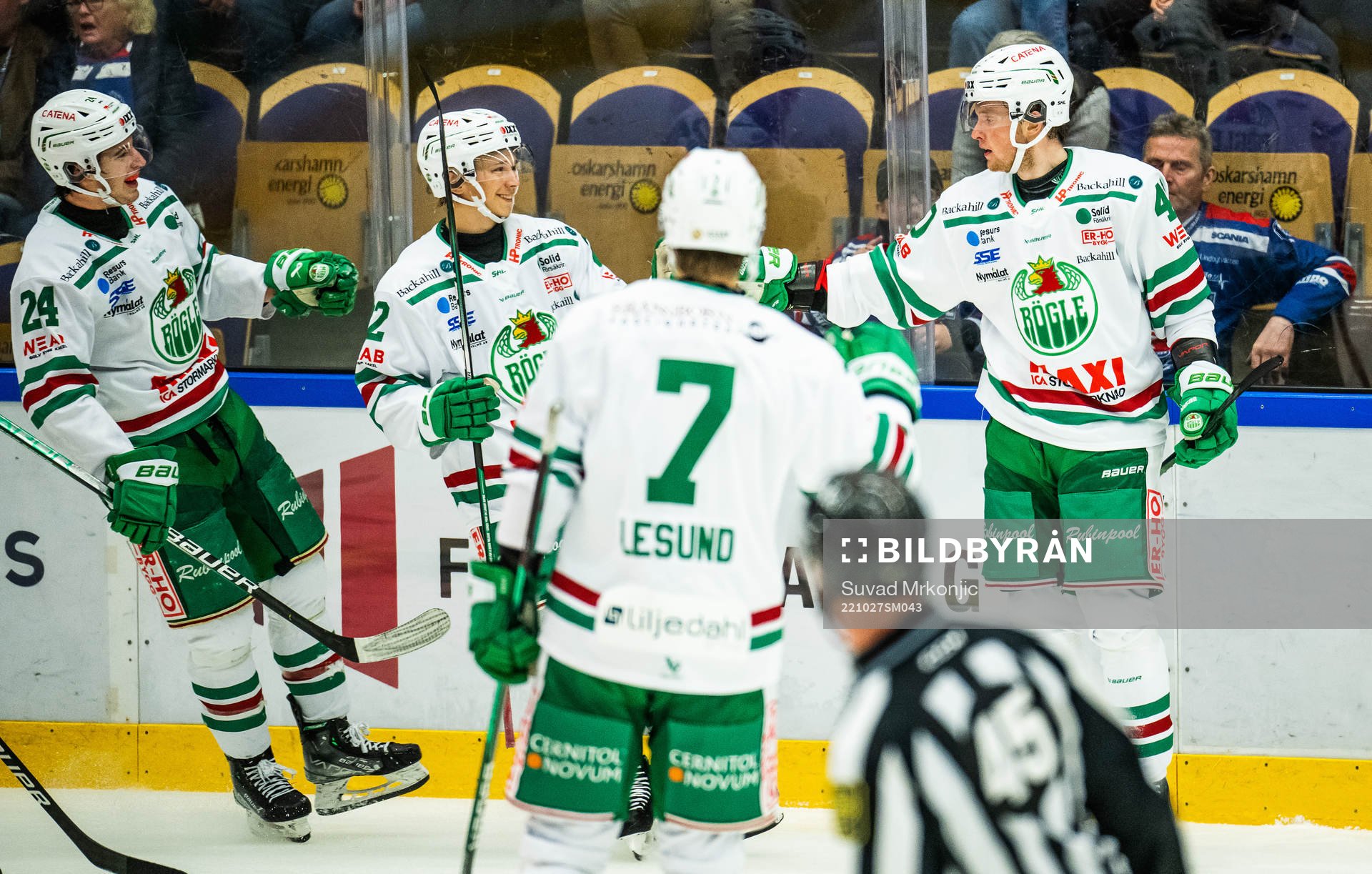 Rögles Oskar Stål-Lyrenäs jublar med lagkamrater
