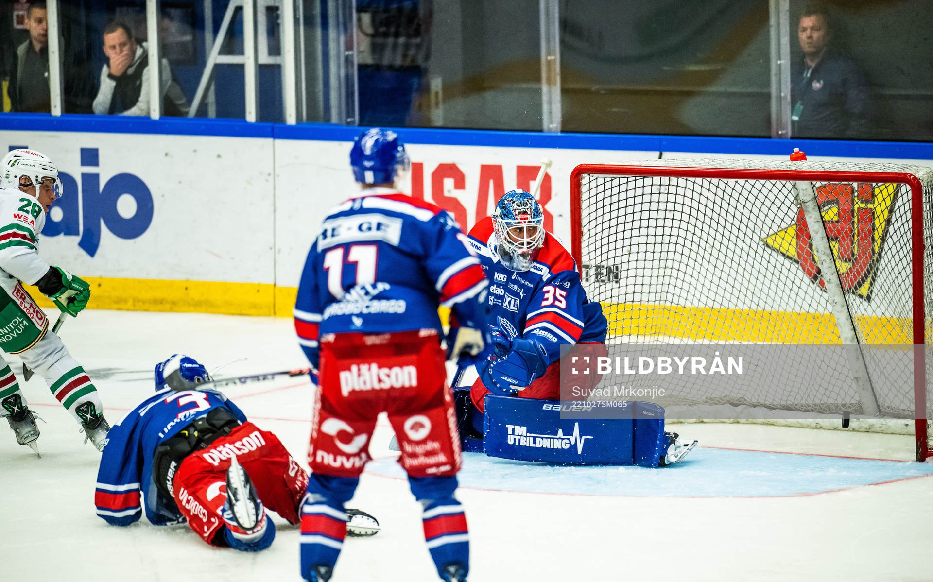 Rögles Anton Bengtsson (i vänster hörn) gör 3-5 bakom