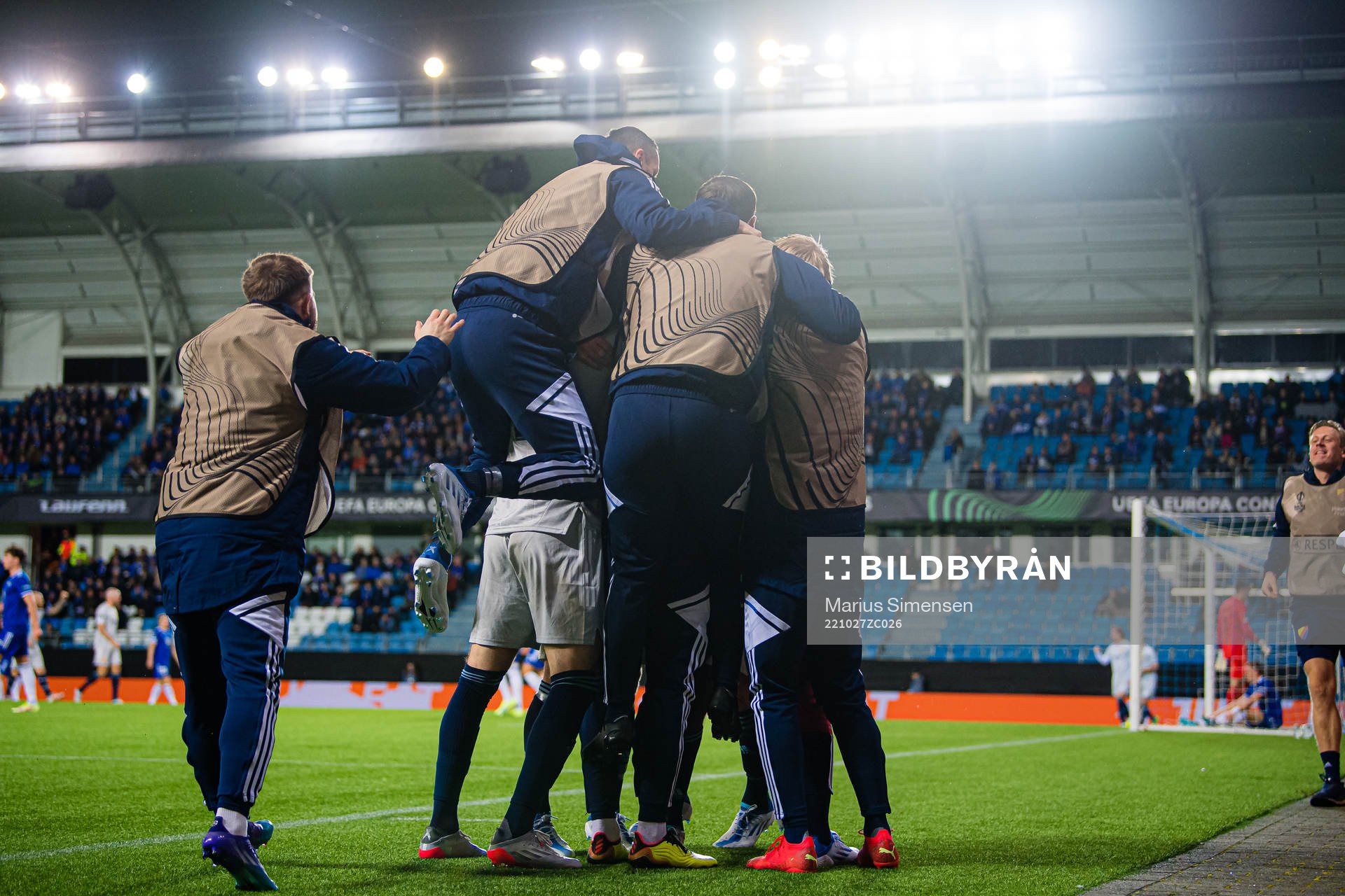 Joel Asoro of Djurgården celebrates with teammates