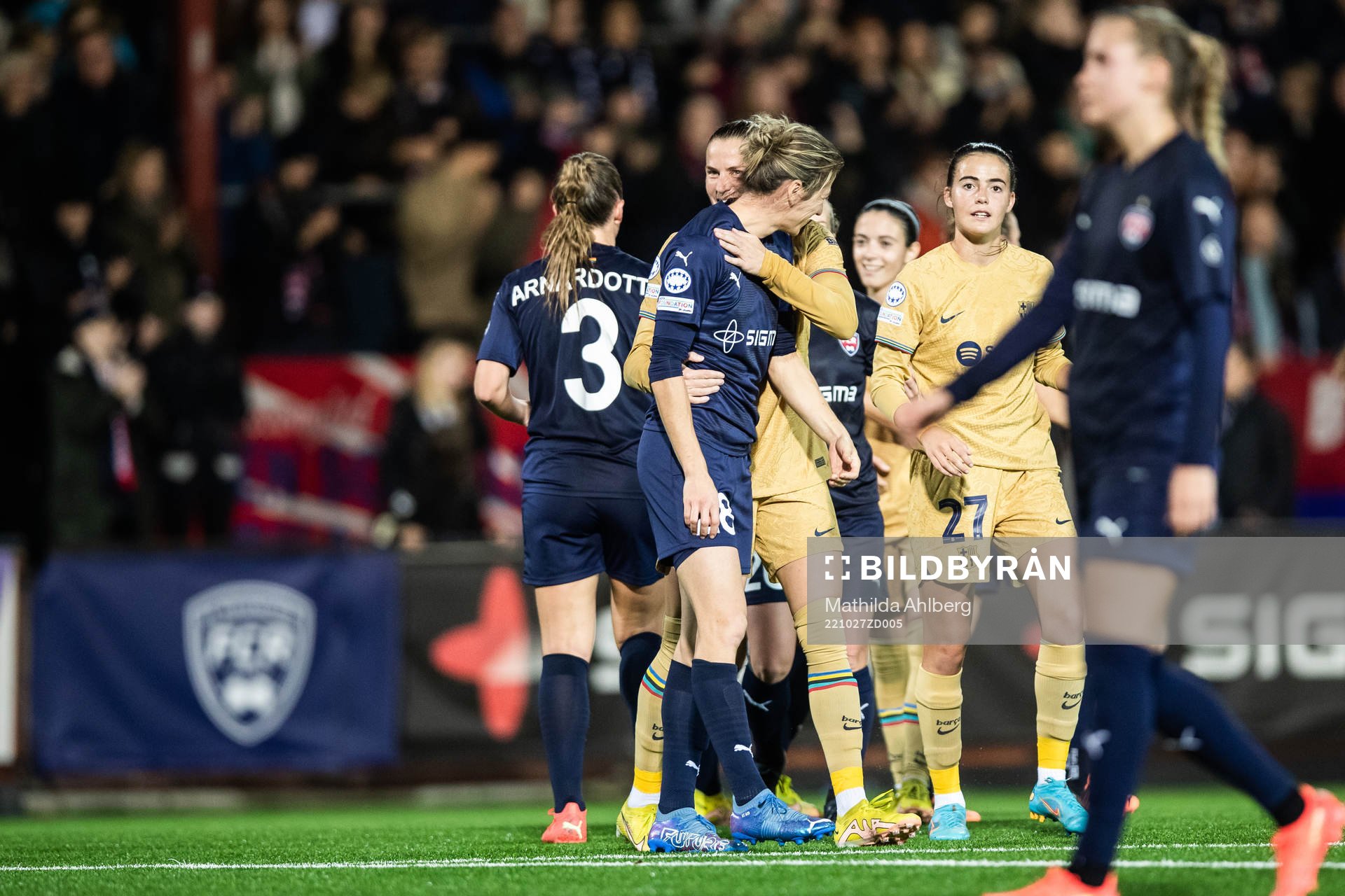 Bianca Schmidt  of FC Rosengård and Ana-Maria Crnogorcevic
