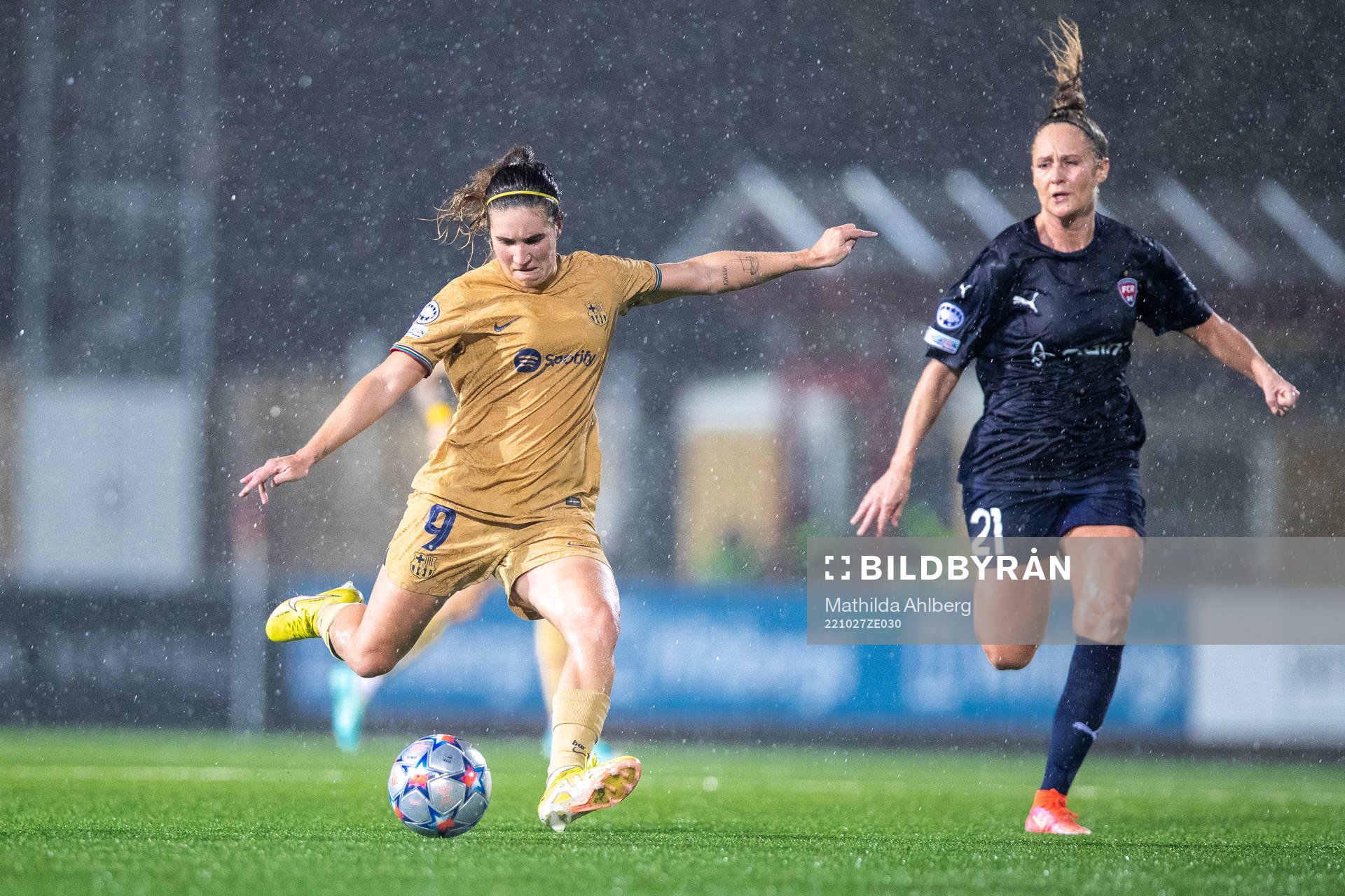 Mariona Caldentey of Barcelona and Karin Lundin of FC Rosengård during the UEFA Women's Champions League football match between FC Rosengård and Barcelona on October 27, 2022 in Malmö.