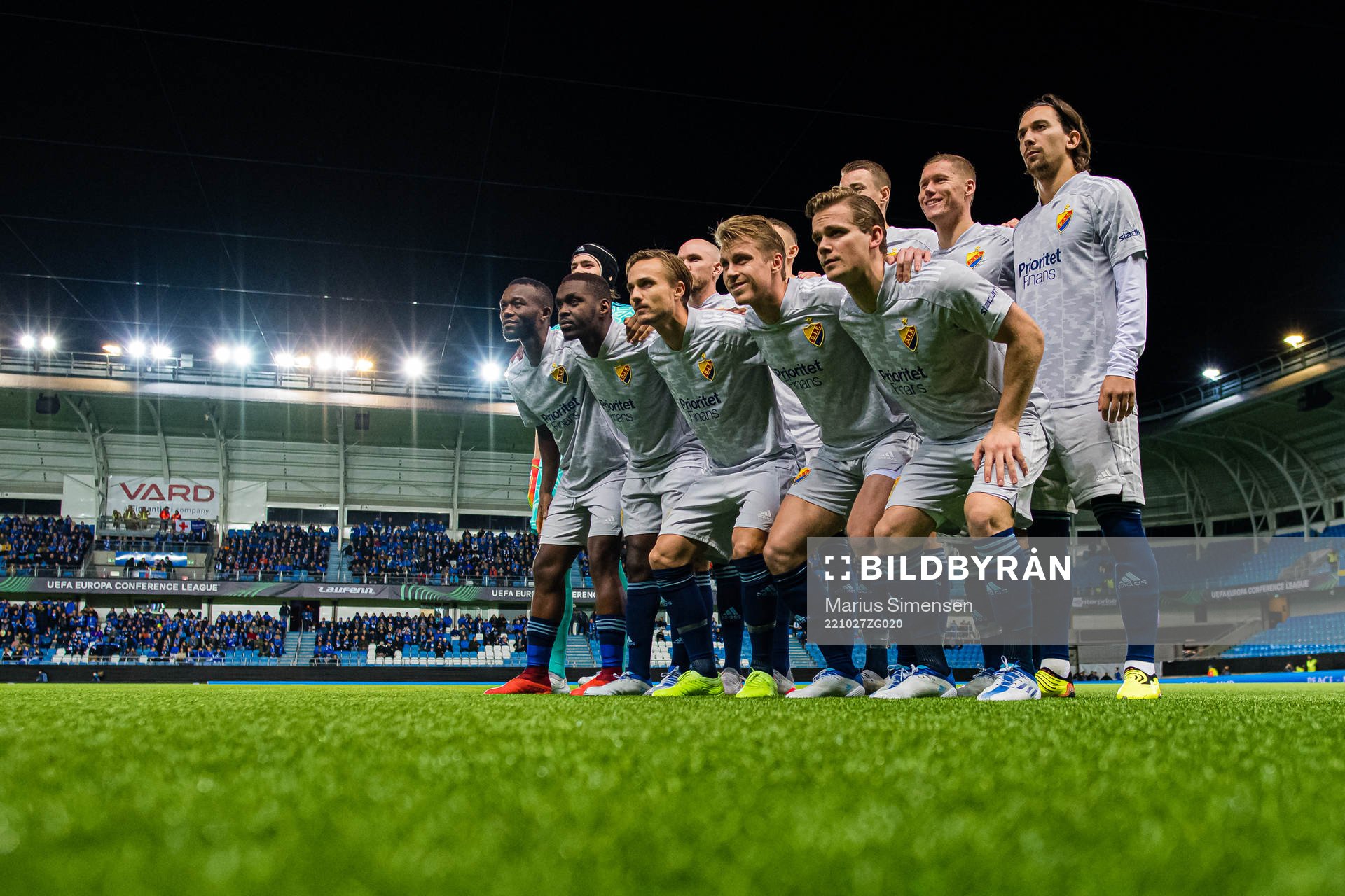 The starting eleven of Djurgården poses for a team group