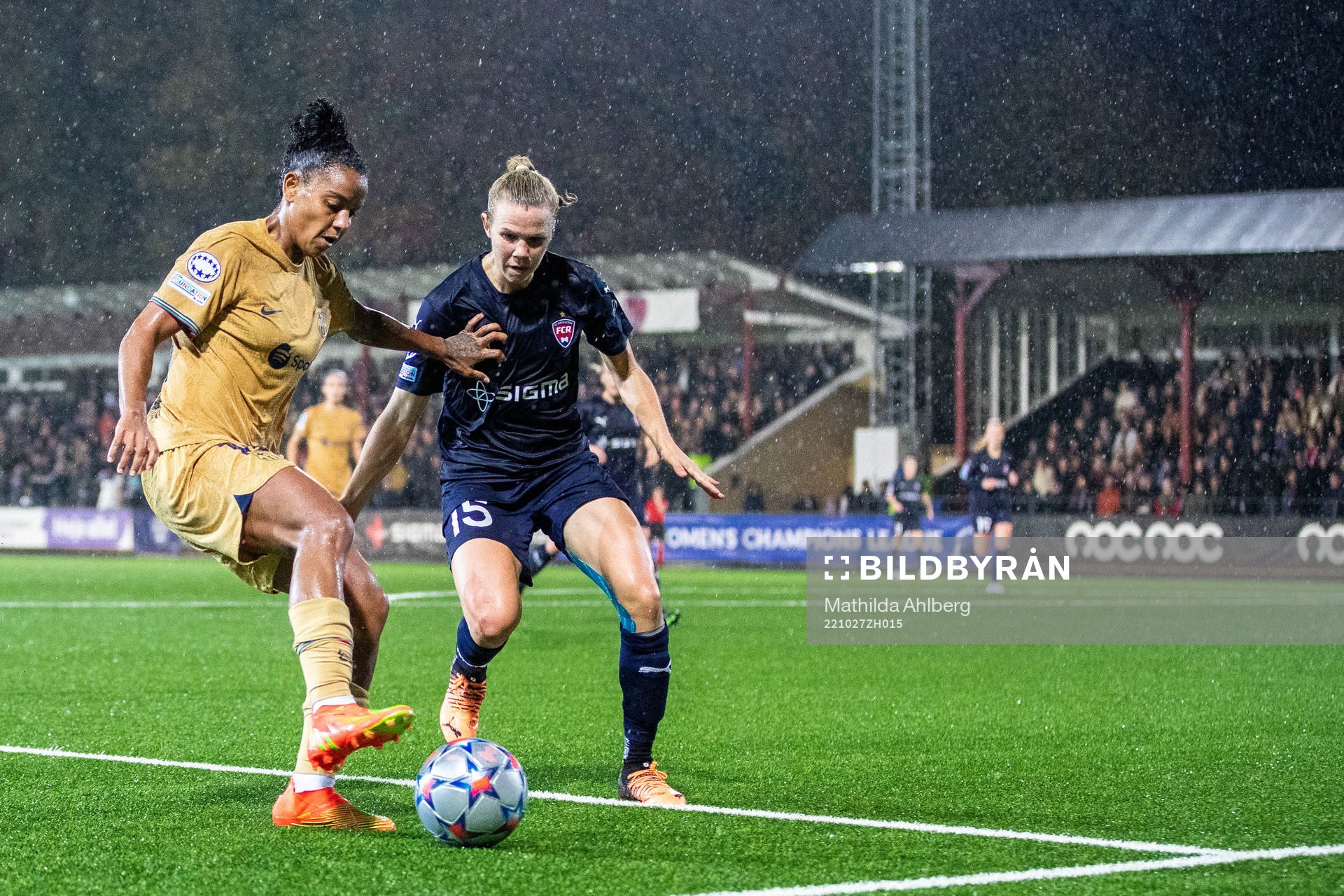 Geyse of Barcelona and Jessica Wik of FC Rosengård