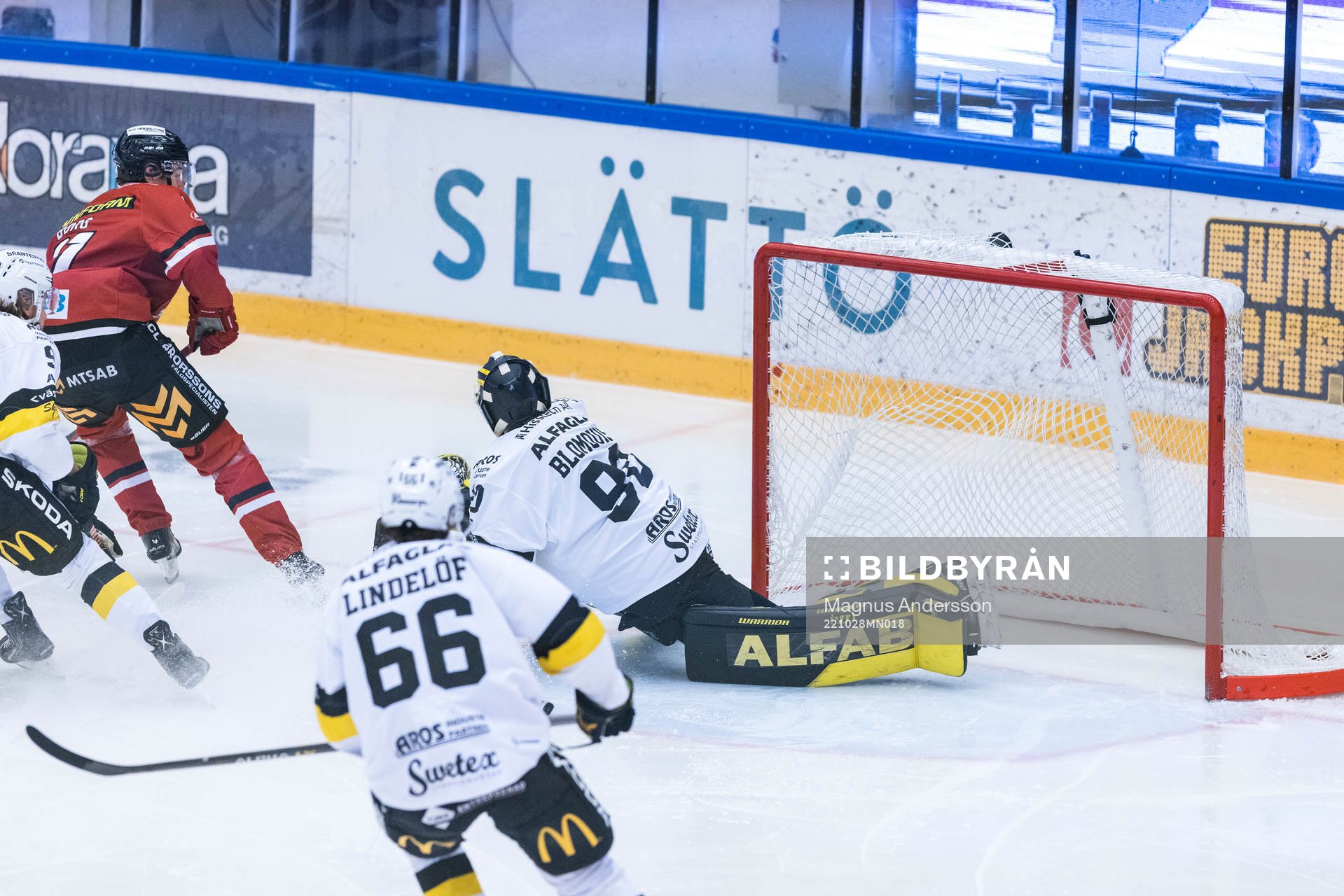 Vita Hästens Eric Borg gör 1-0 bakom Västerås målvakt