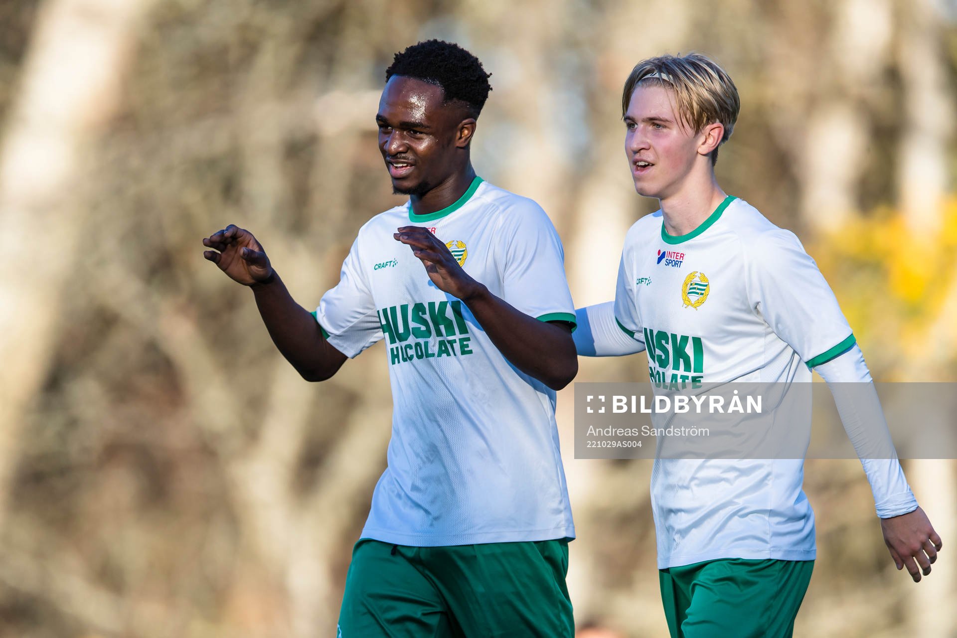 Hammarbys Adam Akimey gör 1-0 och gratuleras av lagkamrater