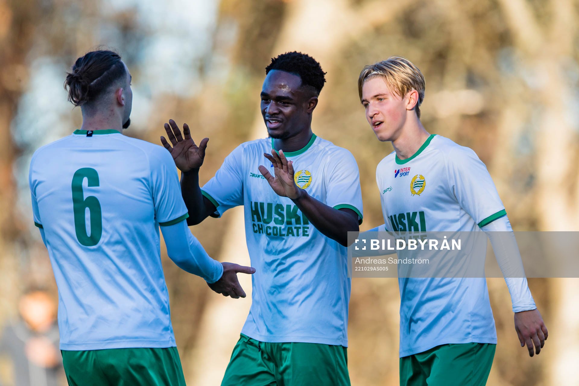 Hammarbys Adam Akimey gör 1-0 och gratuleras av lagkamrater