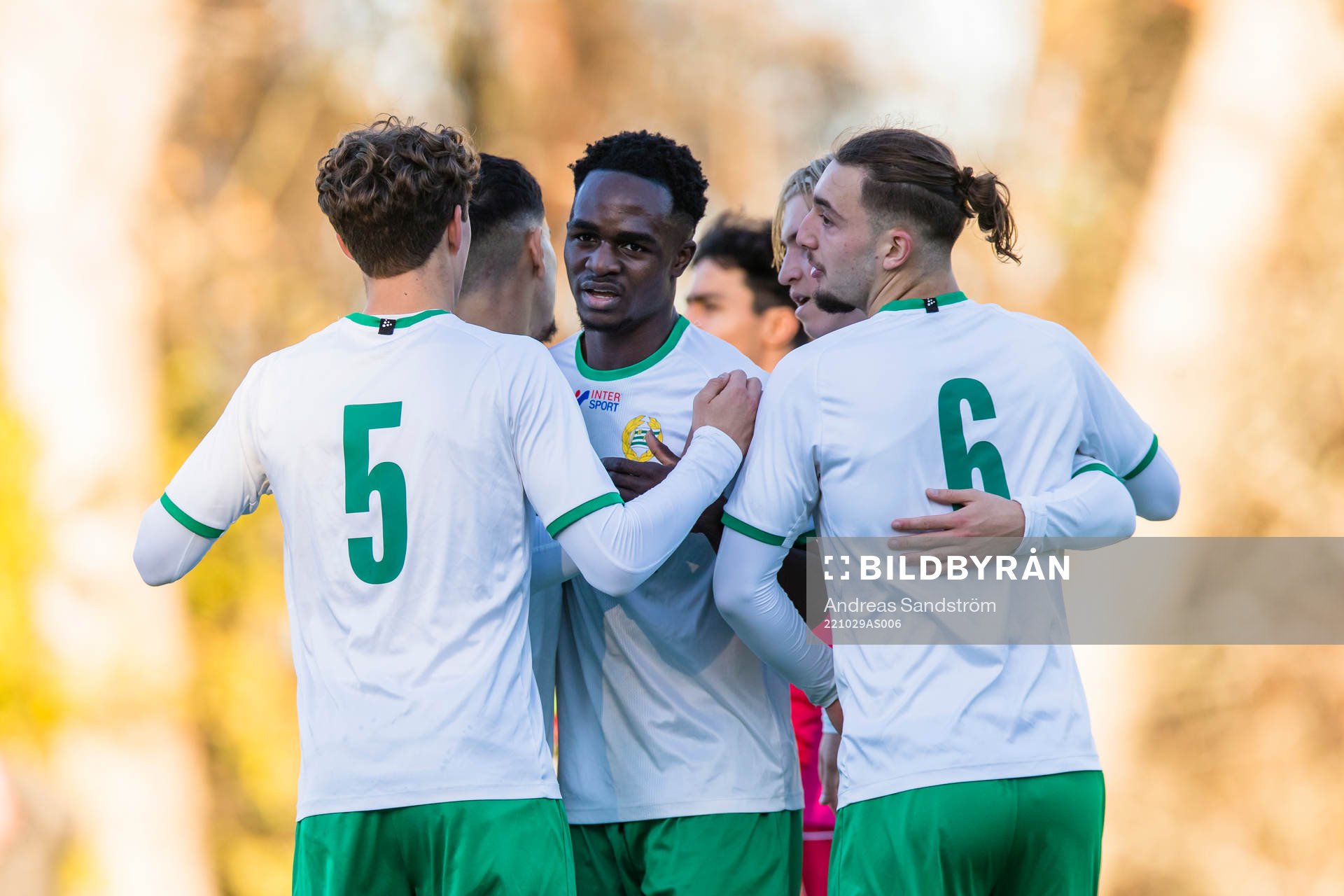 Hammarbys Adam Akimey gör 1-0 och gratuleras av lagkamrater under fotbollsmatchen i P19 Allsvenskan mellan Hammarby och Sirius den 29 oktober 2022 i Stockholm.