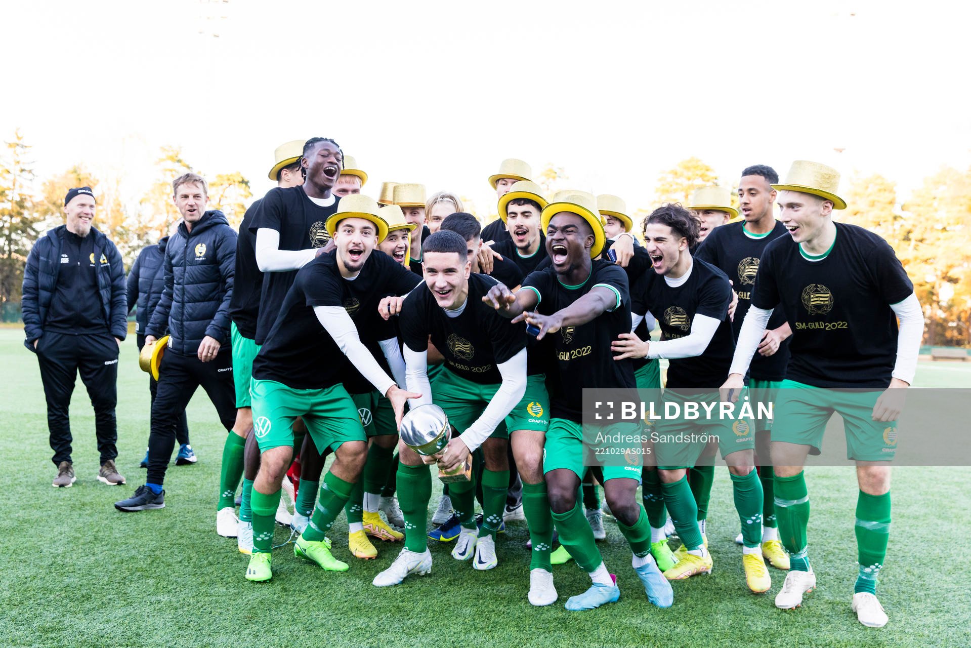 Hammarbys Deniz Gül med pokalen firar SM-guldet med