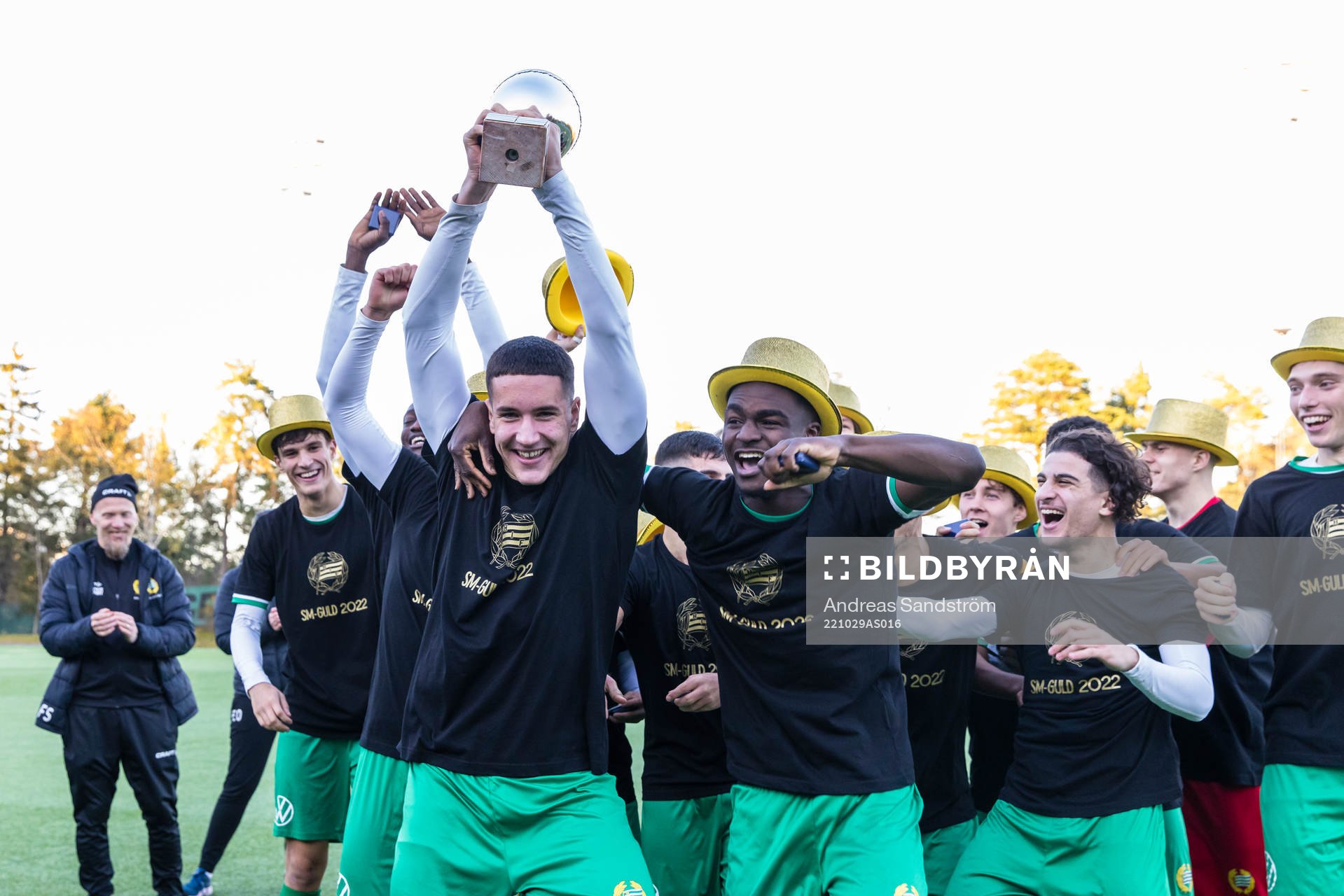 Hammarbys Deniz Gül med pokalen firar SM-guldet med