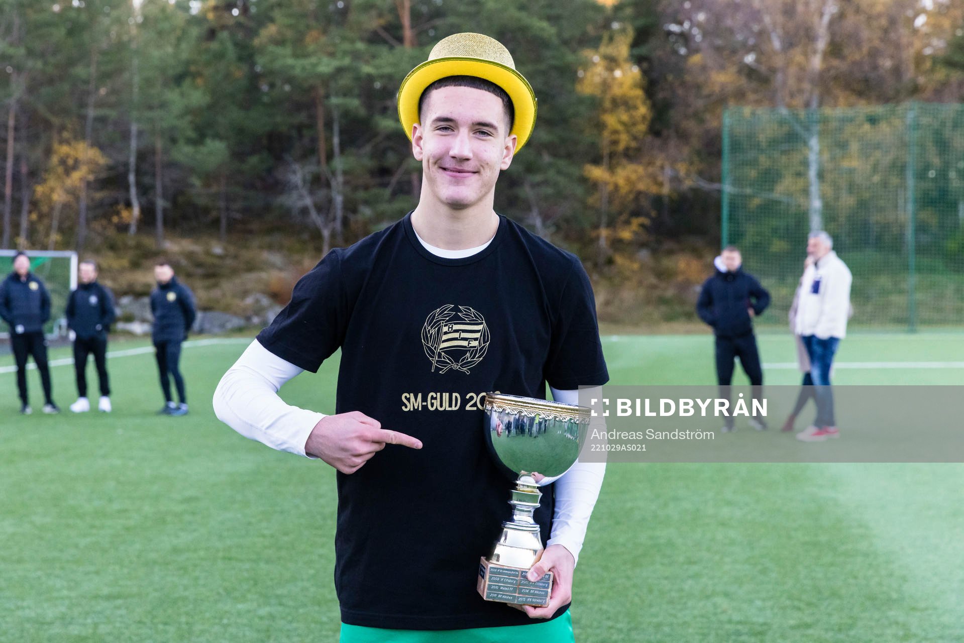 Hammarbys Deniz Gül med SM-Guld pokalen