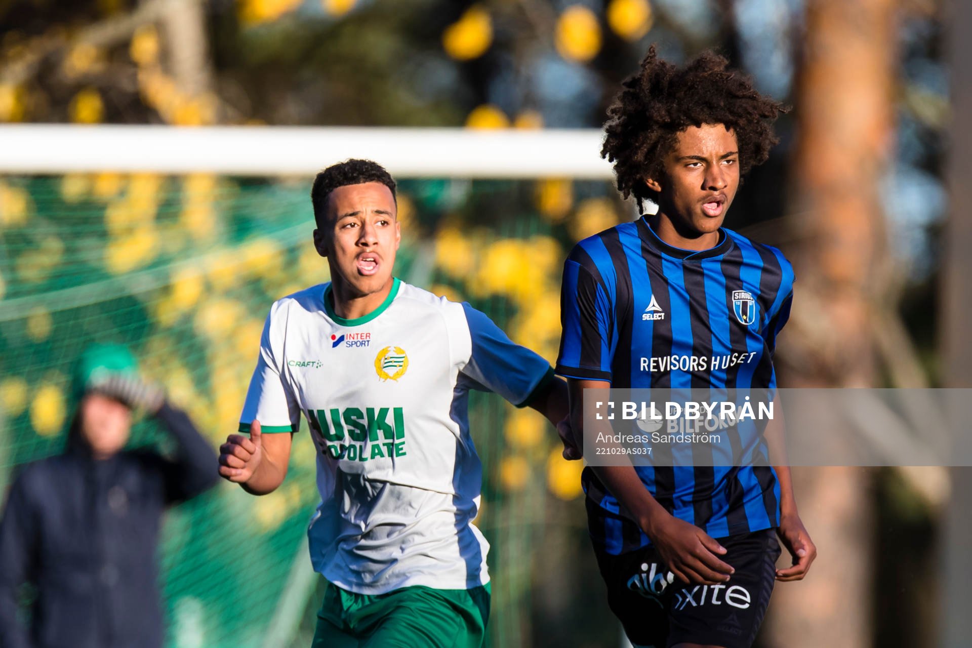 Hammarbys Nobel Tesfazgyi Gebrezgi och Sirius Malcolm Jeng under fotbollsmatchen i P19 Allsvenskan mellan Hammarby och Sirius den 29 oktober 2022 i Stockholm.