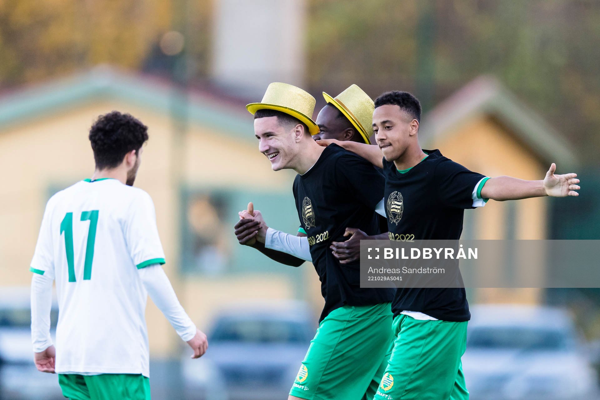 Hammarbys Deniz Gül (m) firar SM-Guldet med lagkamrater efter fotbollsmatchen i P19 Allsvenskan mellan Hammarby och Sirius den 29 oktober 2022 i Stockholm.