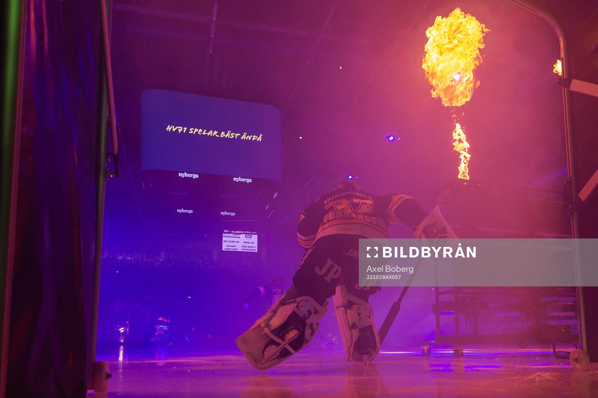 HV71s målvakt Jonas Gunnarsson äntrar isen