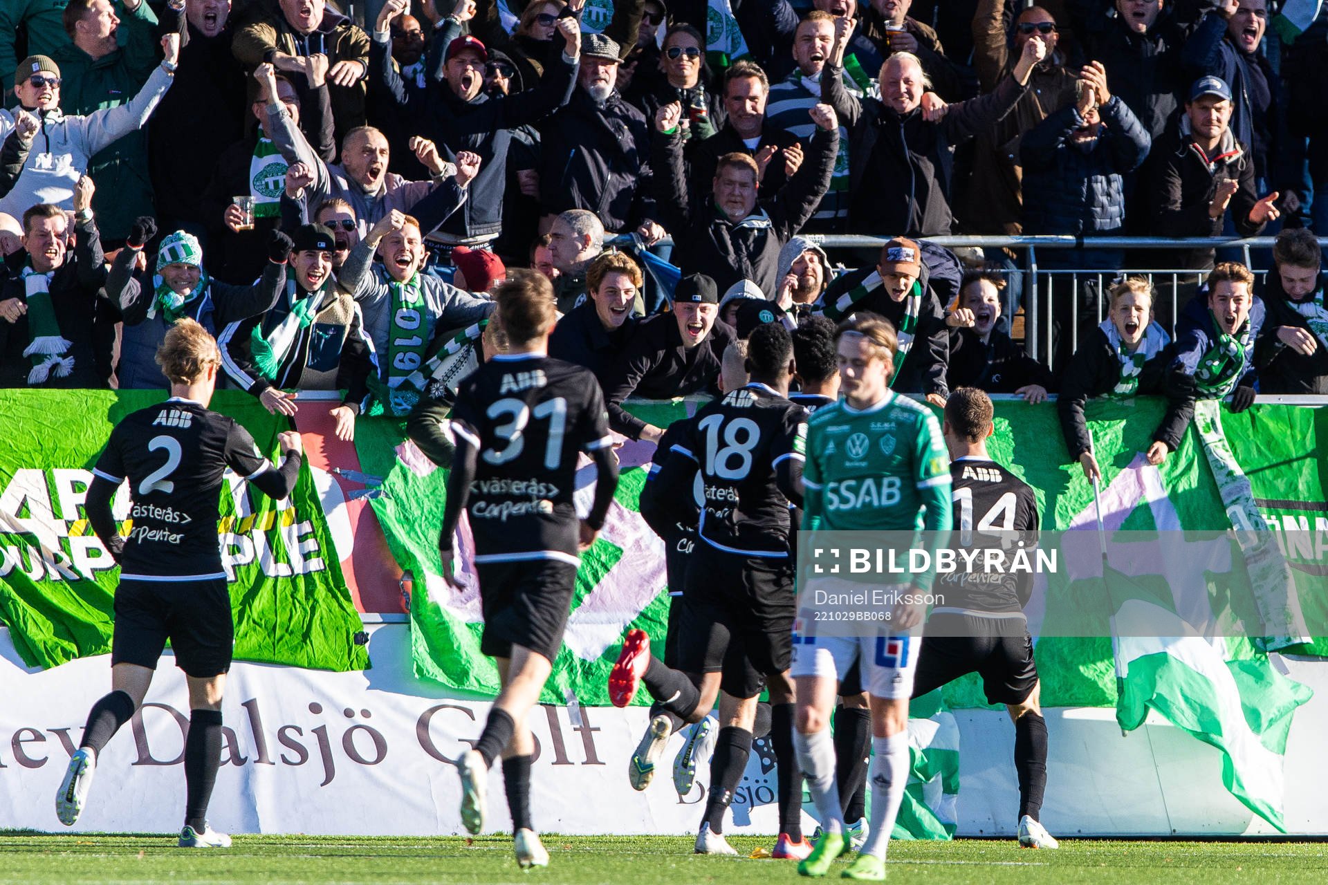 Västerås SKs Viktor Granath jublar mot supportrarna efter att han gjort 0-2 under fotbollsmatchen i Superettan mellan Brage och Västerås SK den 29 oktober 2022 i Borlänge.