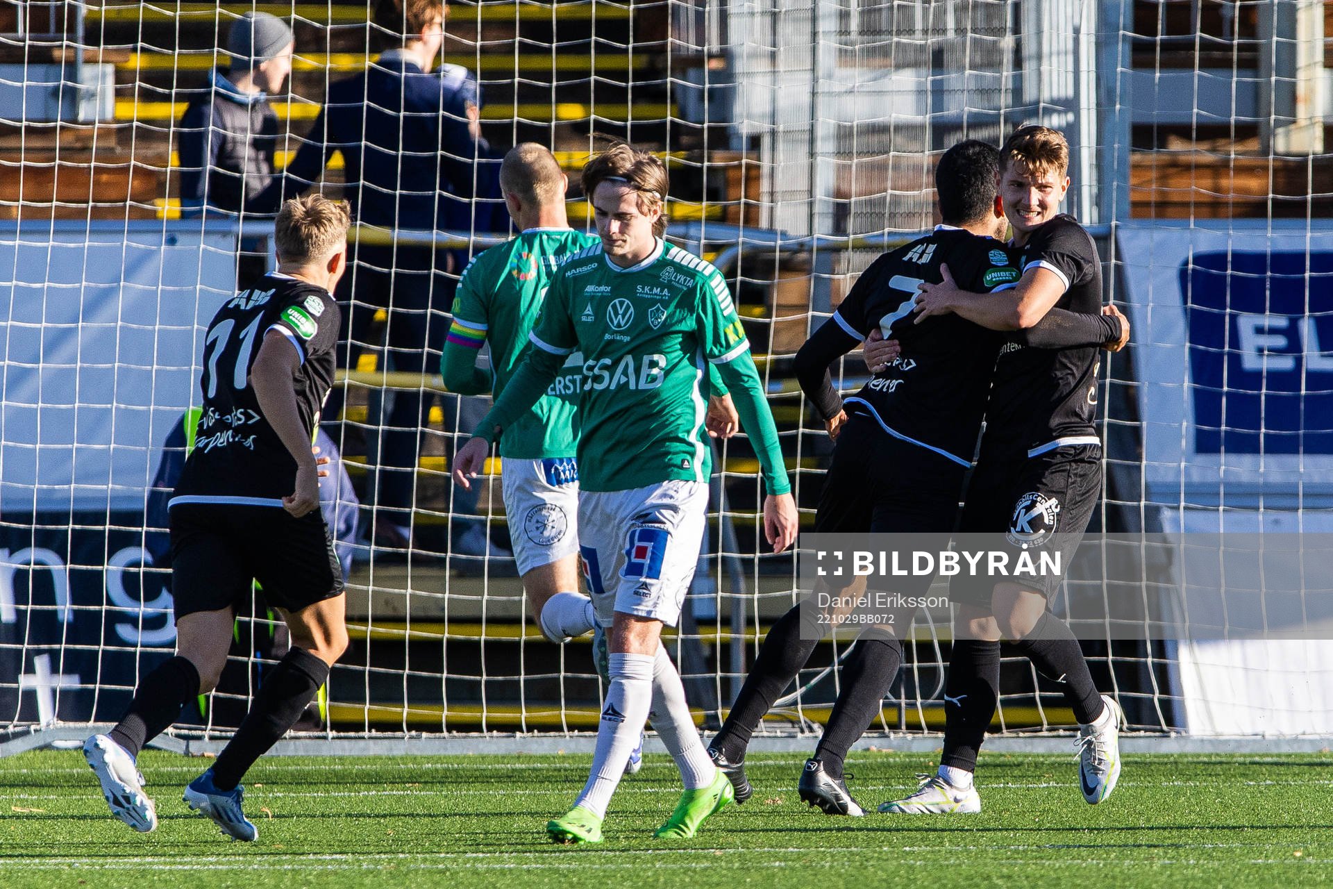 Västerås SKs Martin Gambos jublar med Pedro Ribeiro
