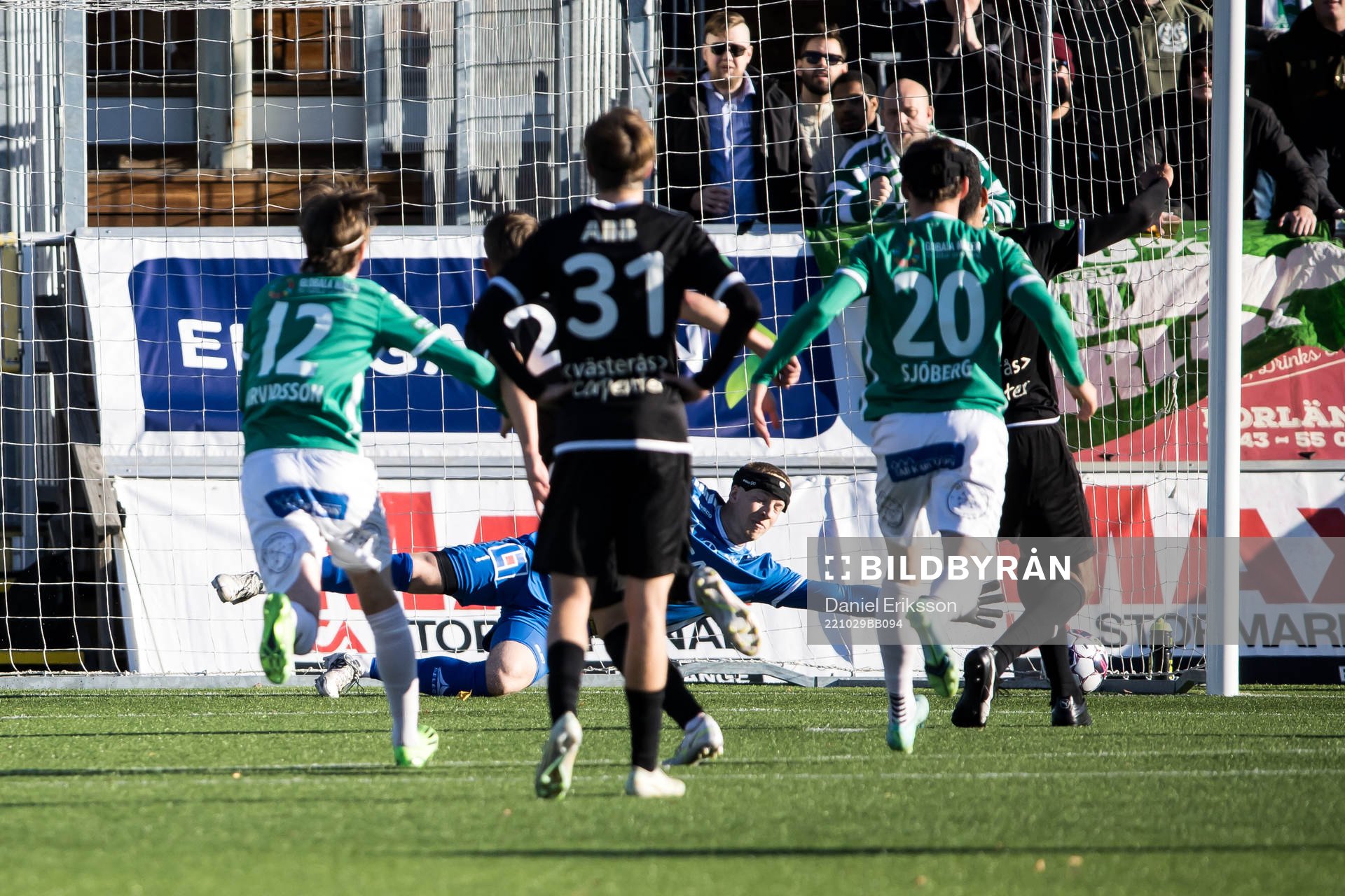 Västerås SKs Martin Gambos gör 0-1 på straff bakom