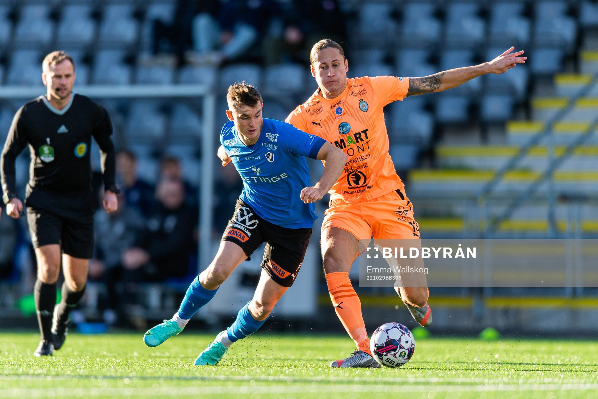 Halmstads Jonathan Svedberg och AFC Eskilstunas Felix Michel