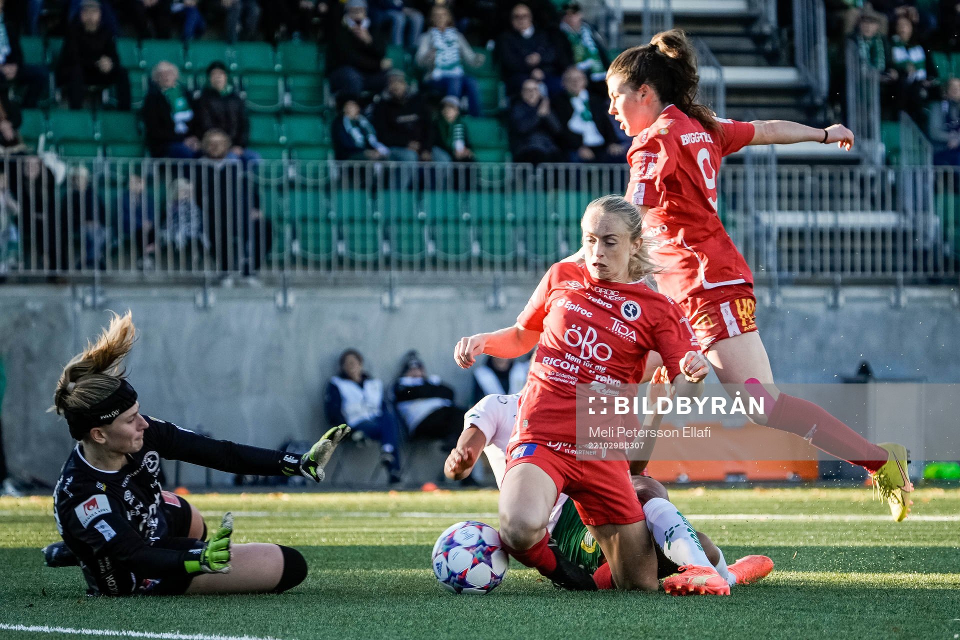 Örebros målvakt Tove Enblom, Michaela Kovacs och