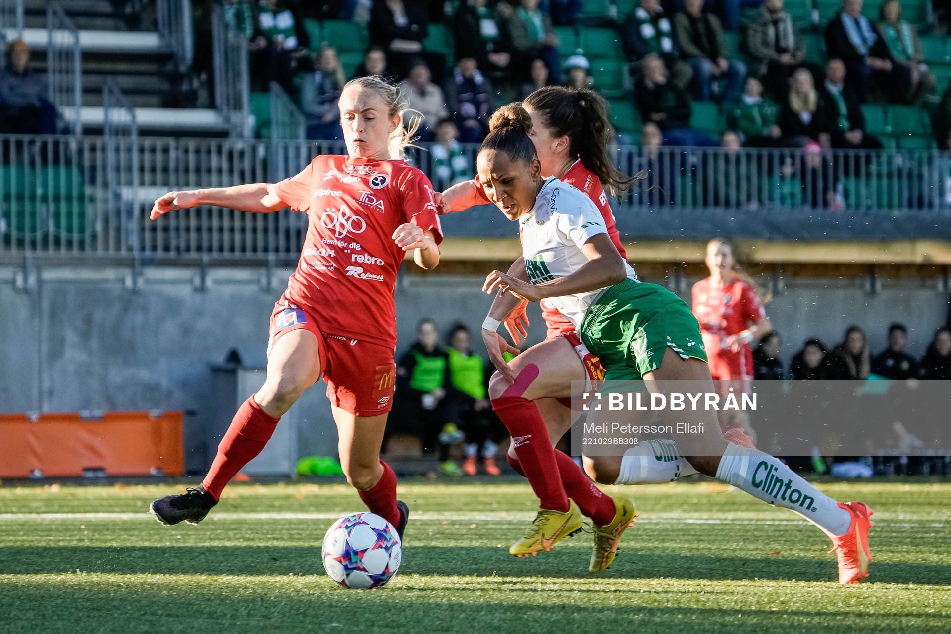 Örebros Michaela Kovacs och Elizabeth Pechersky i kamp med Hammarbys Madelen Janogy under fotbollsmatchen i Damallsvenskan mellan Hammarby och Örebro den 29 oktober 2022 i Stockholm.