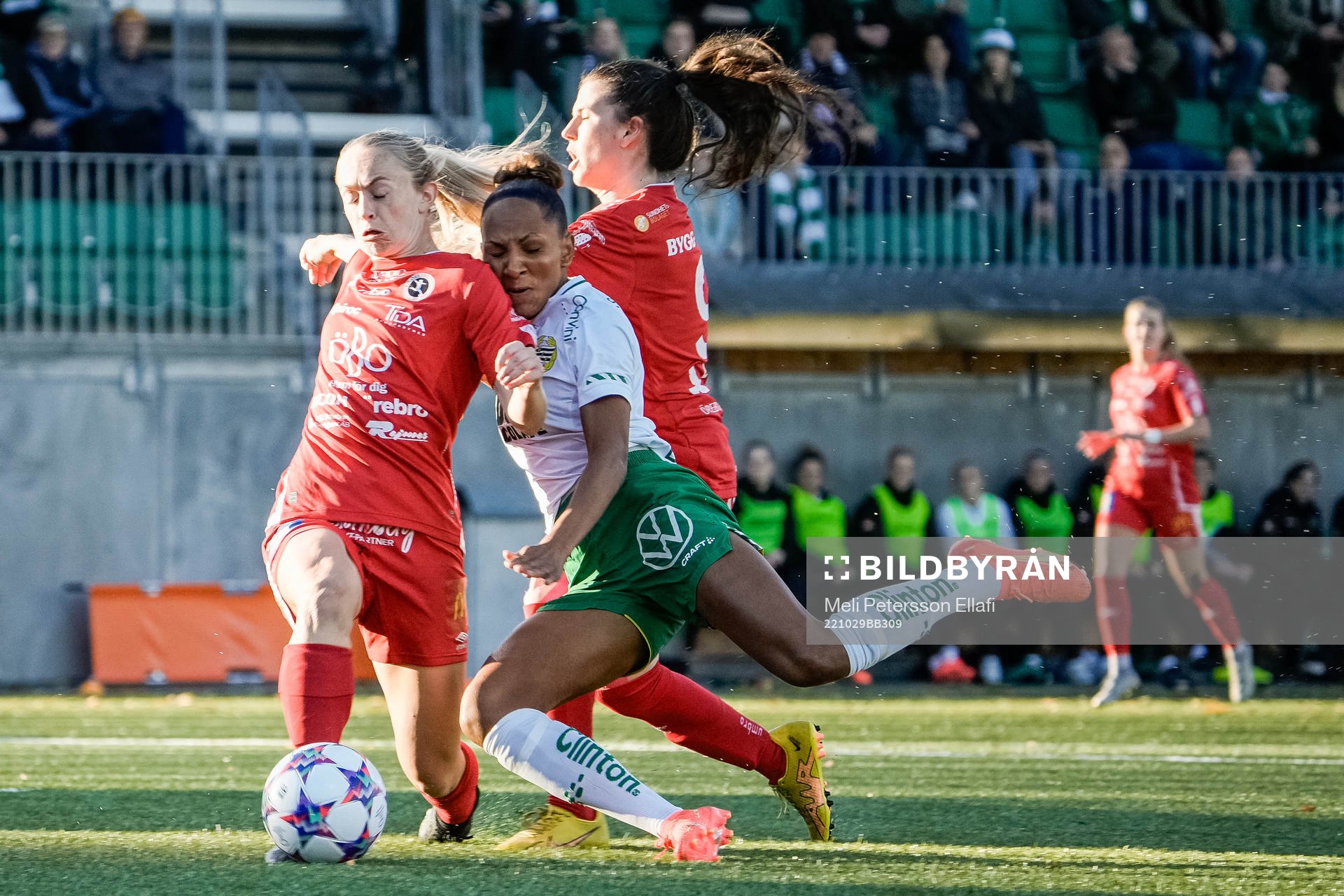 Örebros Michaela Kovacs och Elizabeth Pechersky i kamp med Hammarbys Madelen Janogy under fotbollsmatchen i Damallsvenskan mellan Hammarby och Örebro den 29 oktober 2022 i Stockholm.