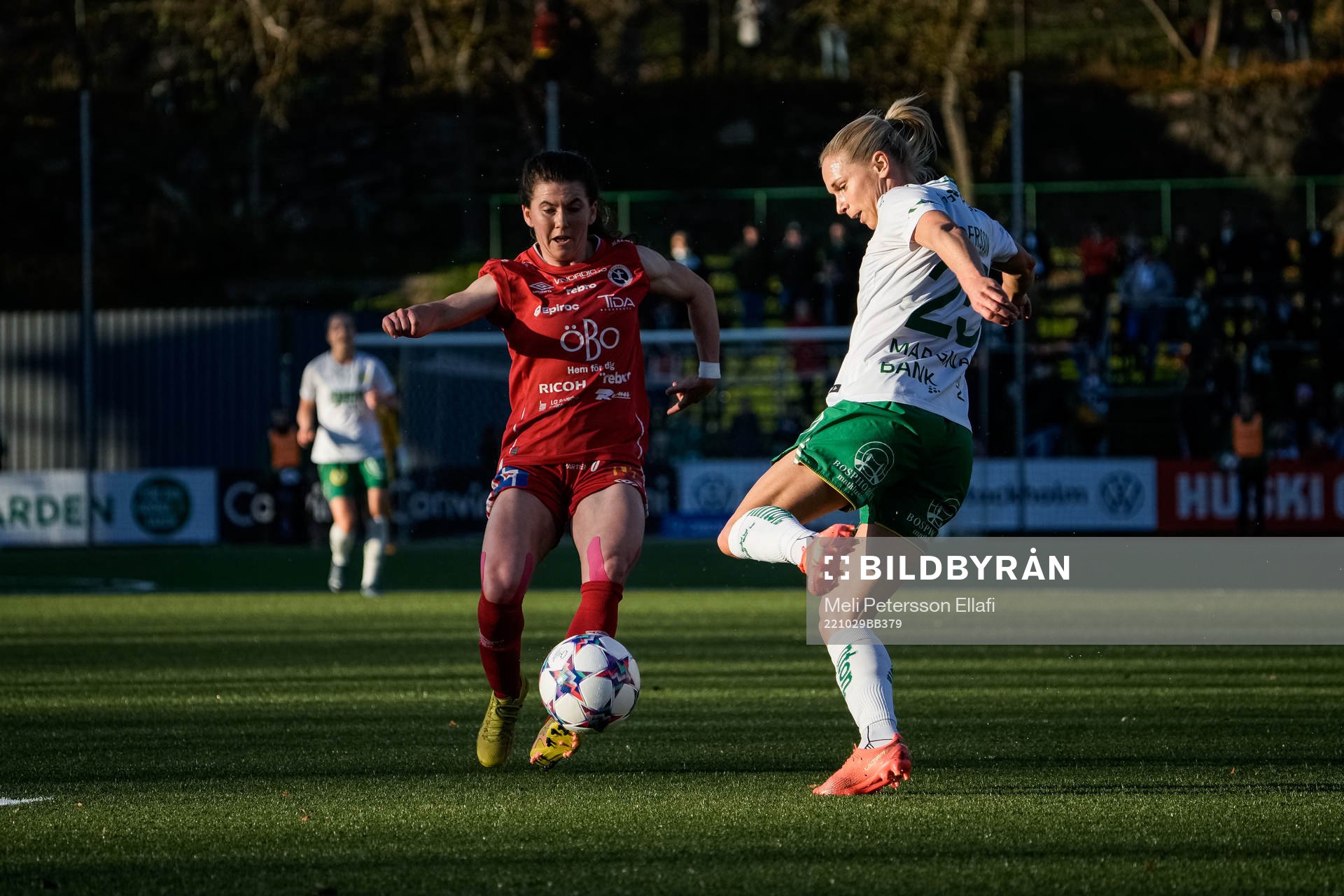 Örebros Elizabeth Pechersky och Hammarbys Jonna Andersson under fotbollsmatchen i Damallsvenskan mellan Hammarby och Örebro den 29 oktober 2022 i Stockholm.