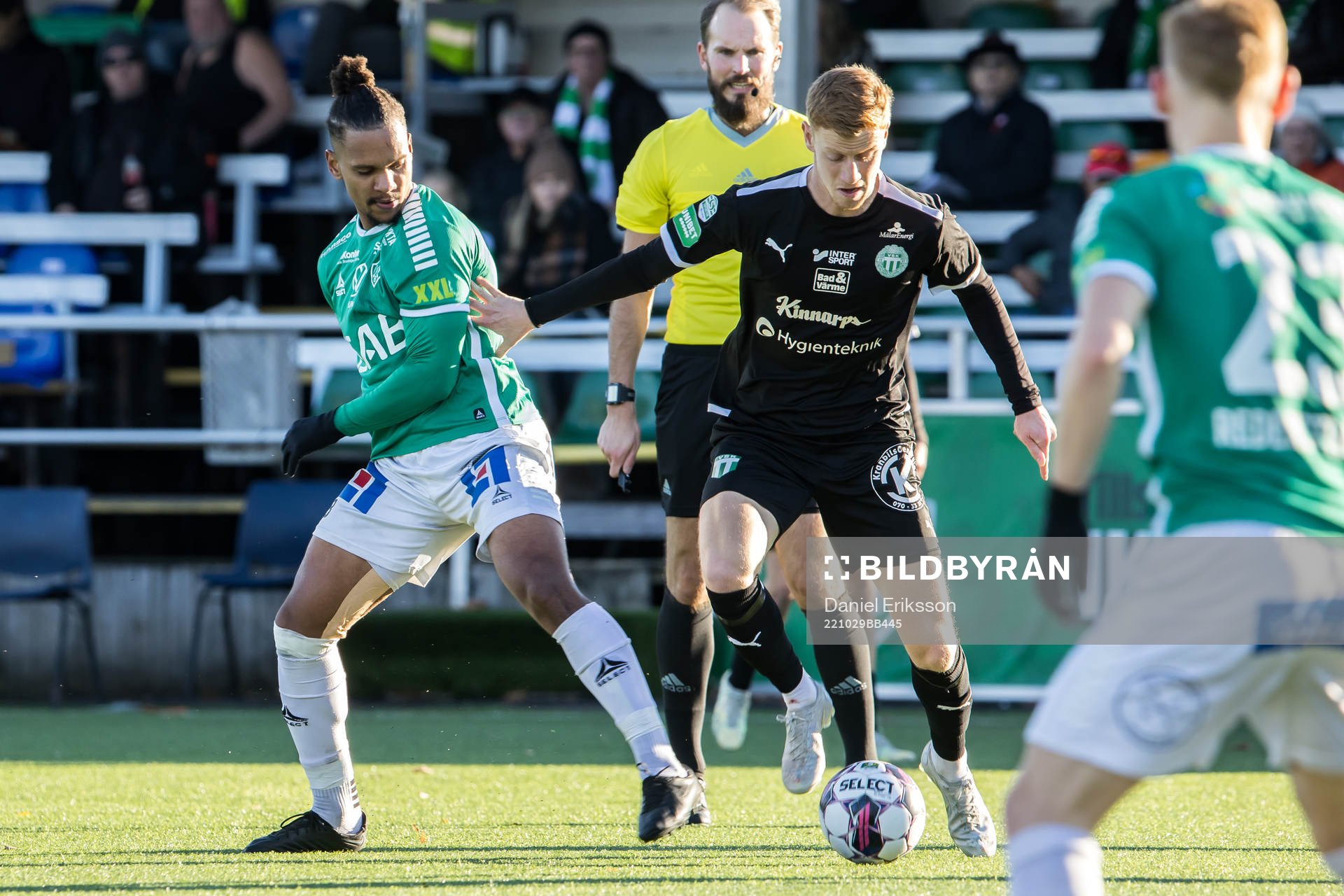 Brages Seth Hellberg och Västerås SKs Daniel Ask under fotbollsmatchen i Superettan mellan Brage och Västerås SK den 29 oktober 2022 i Borlänge.
