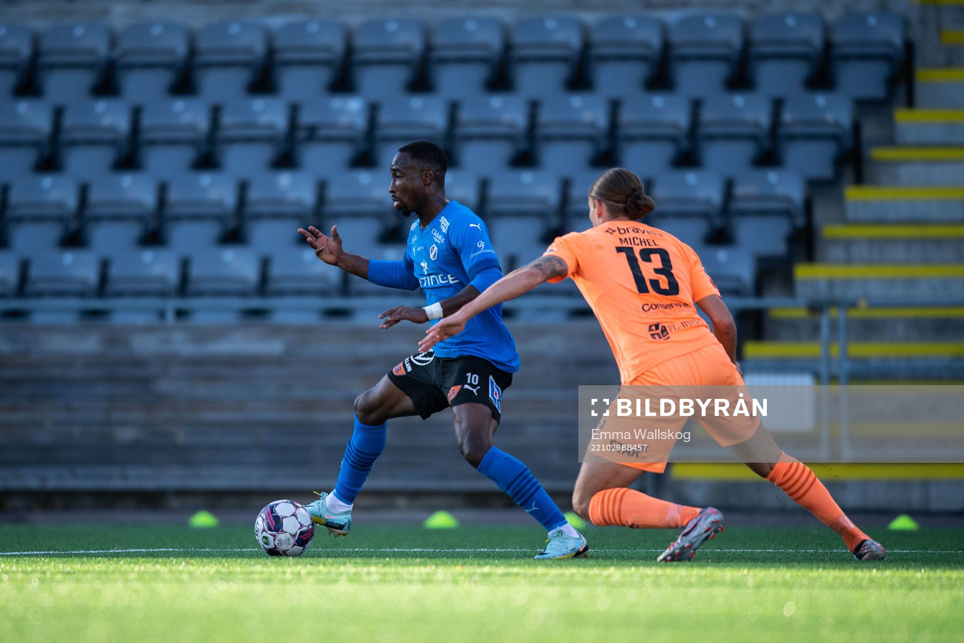 Halmstads Sadat Karim och AFC Eskilstunas Felix Michel