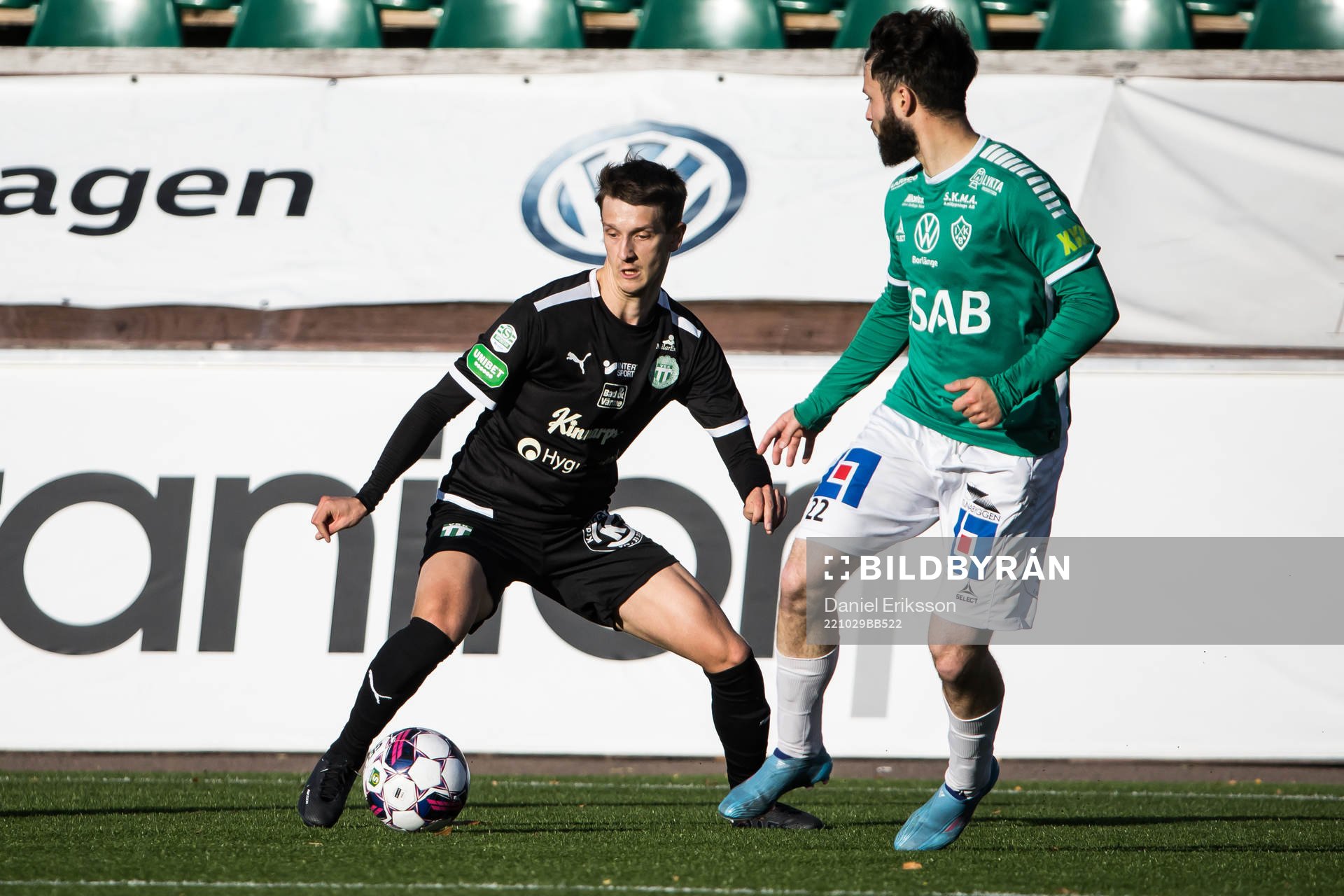 Västerås SKs Olle Edlund och Brages Jonathan Syberg Tamimi under fotbollsmatchen i Superettan mellan Brage och Västerås SK den 29 oktober 2022 i Borlänge.