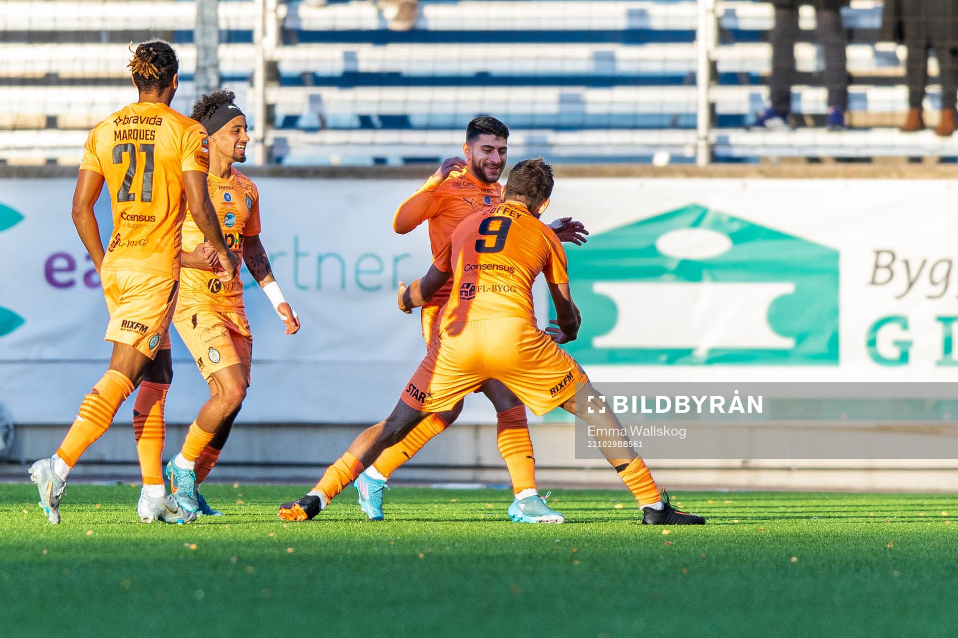 AFC Eskilstunas Andre Alsanati jublar med lagkamrater