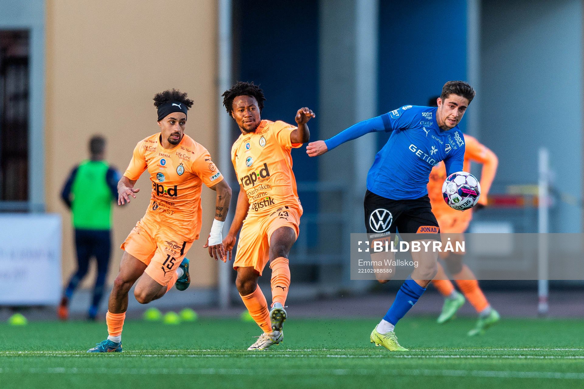 AFC Eskilstunas Victor Fors och Abdul-Halik Hudu i kamp med Halmstads Emil Tot Wikström under fotbollsmatchen i Superettan mellan AFC Eskilstuna och Halmstad den 29 oktober 2022 i Eskilstuna.