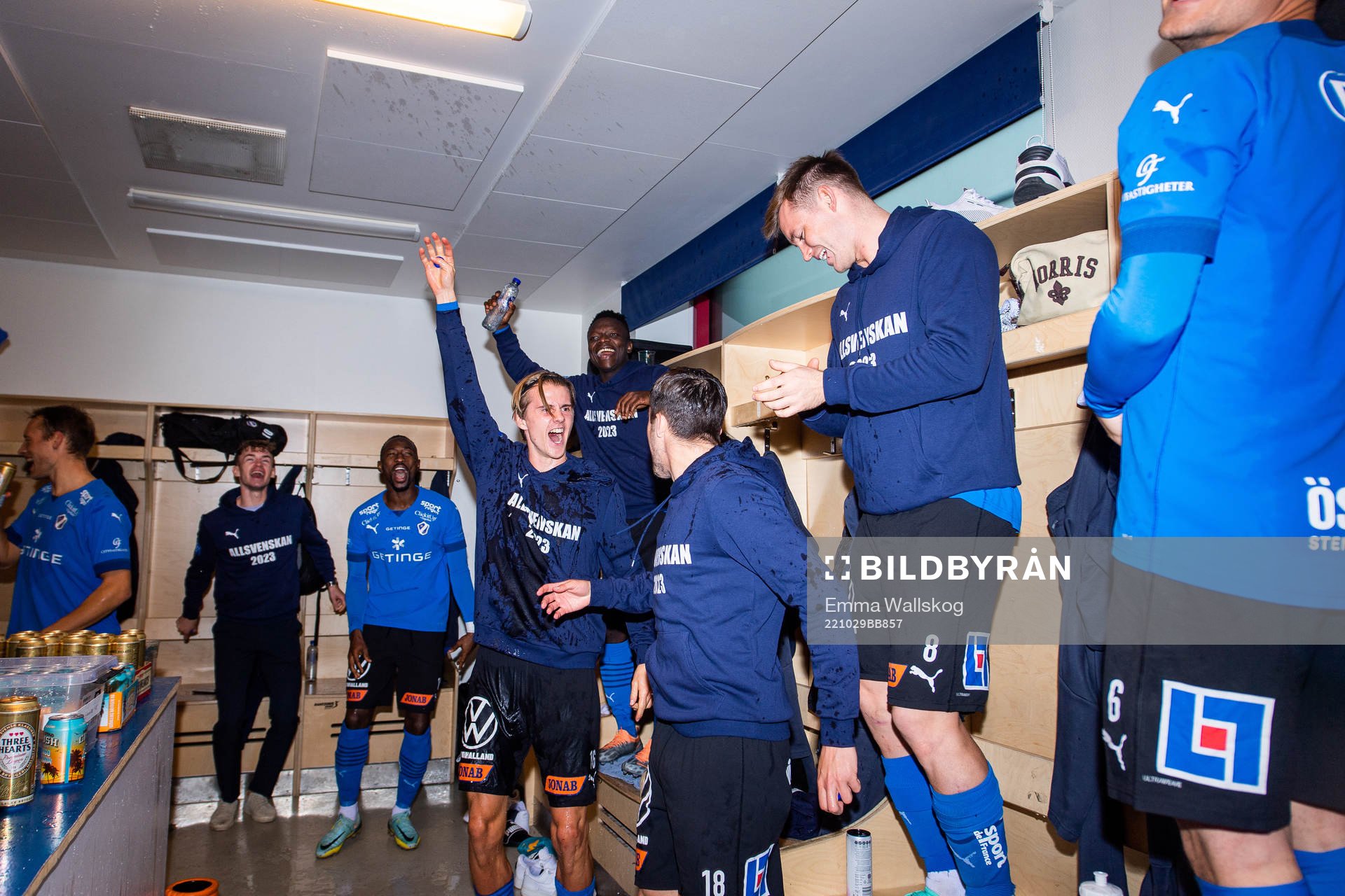 Halmstads Erik Ahlstrand och Emil Tot Wikström jublar i omklädningsrummet efter fotbollsmatchen i Superettan mellan AFC Eskilstuna och Halmstad den 29 oktober 2022 i Eskilstuna.