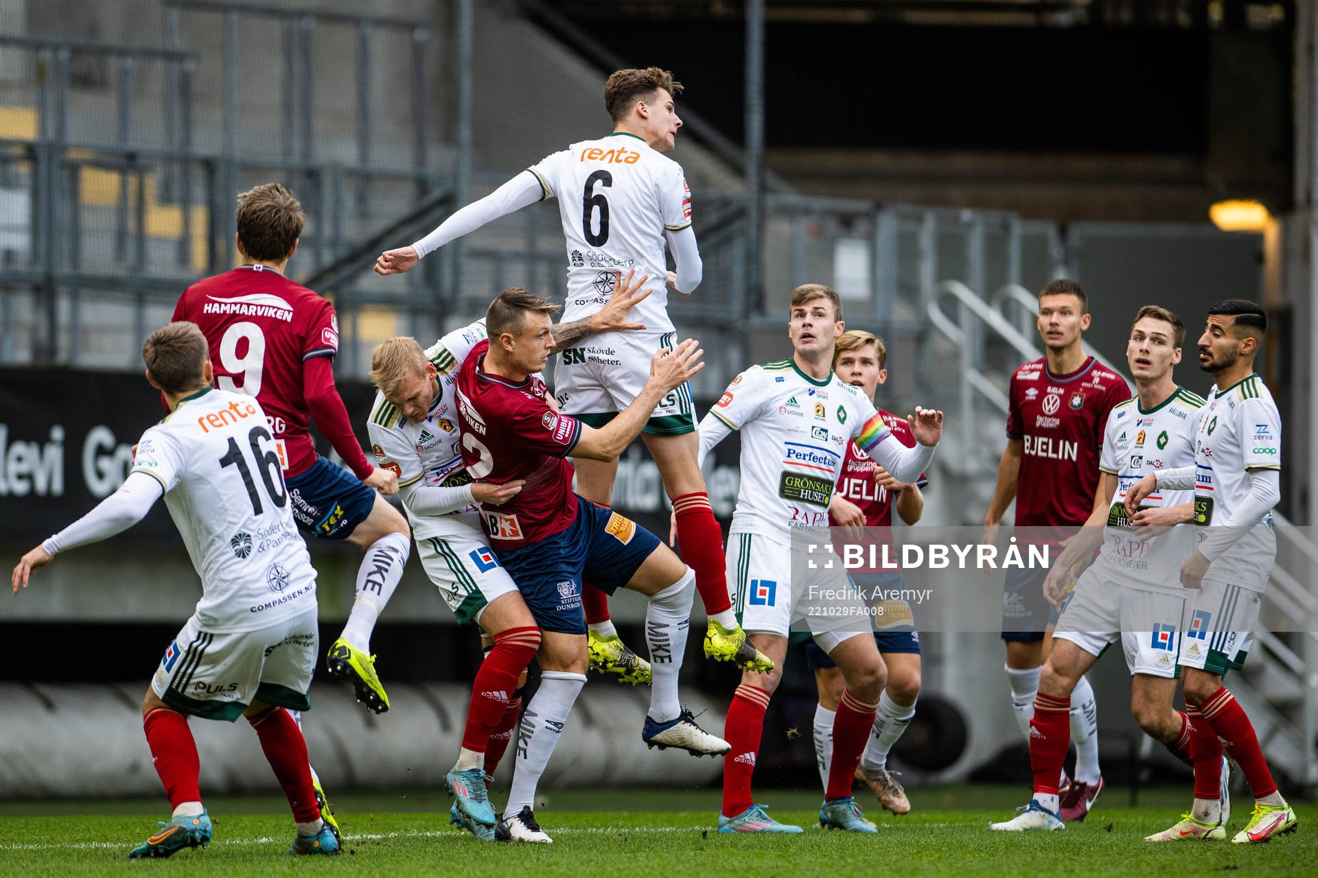 Örgrytes Arvid Brorsson och Skövde AIKs Gabriel Wallentin under fotbollsmatchen i Superettan mellan Örgryte och Skövde AIK den 29 oktober 2022 i Göteborg.