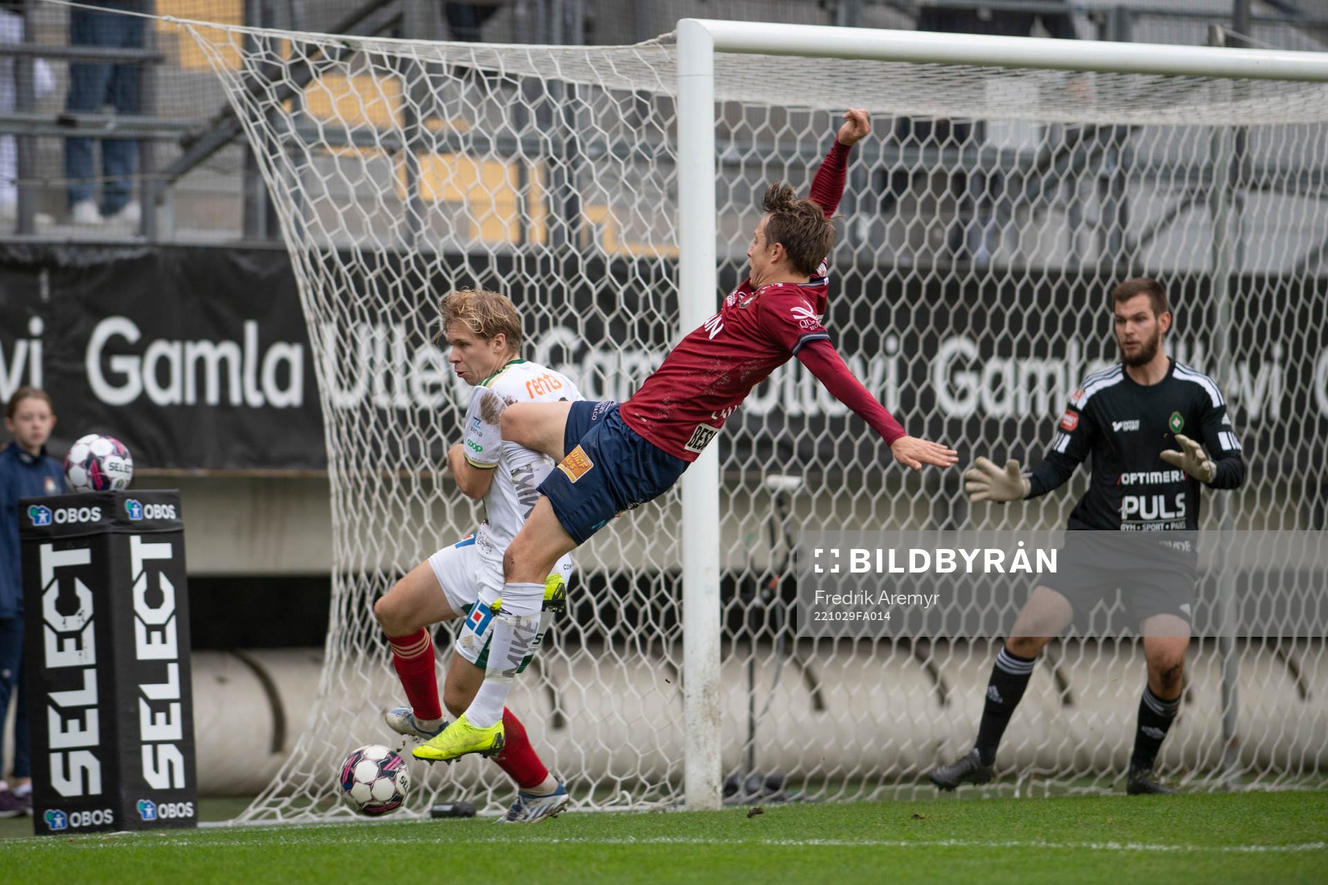 Skövde AIKs Samuel Sörman och Örgrytes Viktor Lundberg under fotbollsmatchen i Superettan mellan Örgryte och Skövde AIK den 29 oktober 2022 i Göteborg.