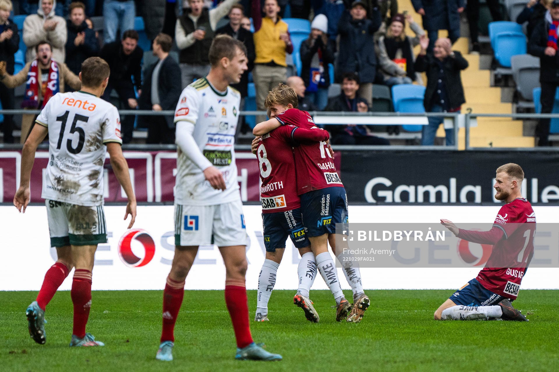 Örgrytes Nicklas Bärkroth jublar med Isak Dahlqvist och