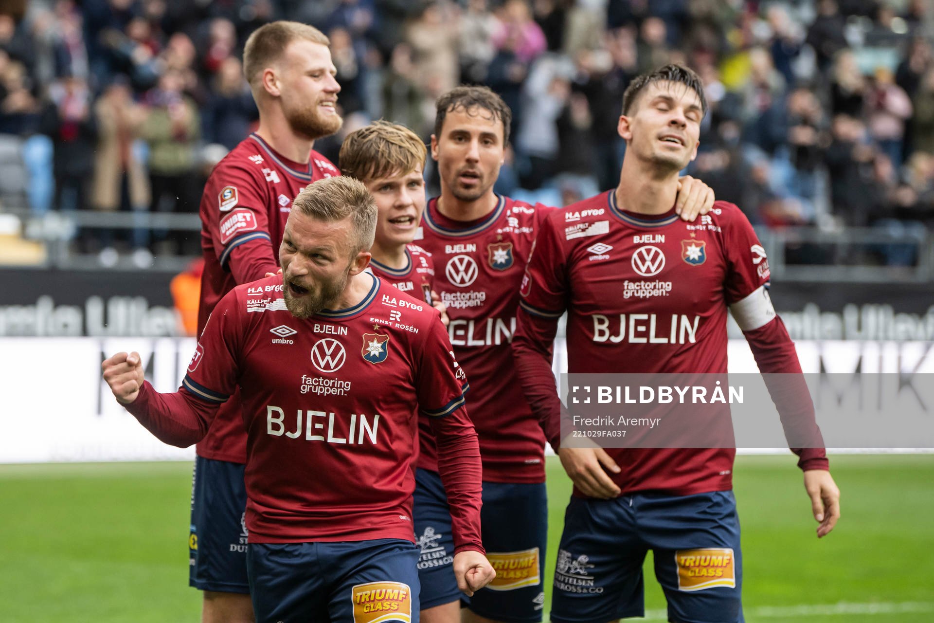 Örgrytes målskytt Nicklas Bärkroth jublar tillsammans med lagkamraterna Elias Gustafson, Isak Dahlqvist, Jonathan Azulay och Daniel Paulson under fotbollsmatchen i Superettan mellan Örgryte och Skövde AIK den 29 oktober 2022 i Göteborg.