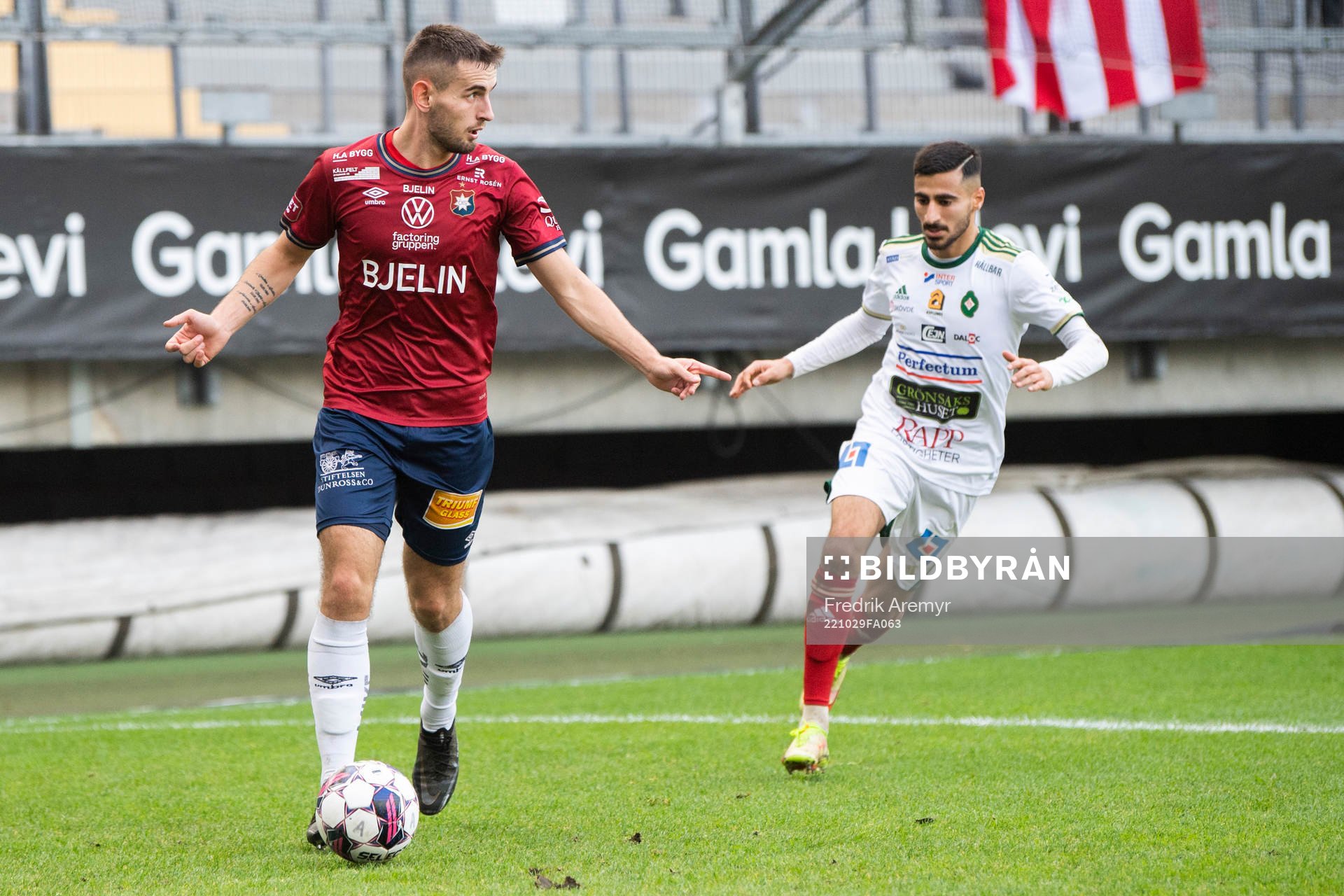 Örgrytes Erion Sadiku och Skövde AIKs Elmar Abraham under fotbollsmatchen i Superettan mellan Örgryte och Skövde AIK den 29 oktober 2022 i Göteborg.
