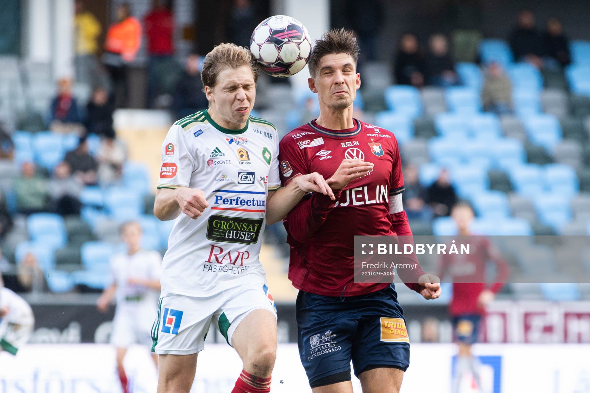 Skövde AIKs Samuel Sörman och Örgrytes Daniel Paulson under fotbollsmatchen i Superettan mellan Örgryte och Skövde AIK den 29 oktober 2022 i Göteborg.